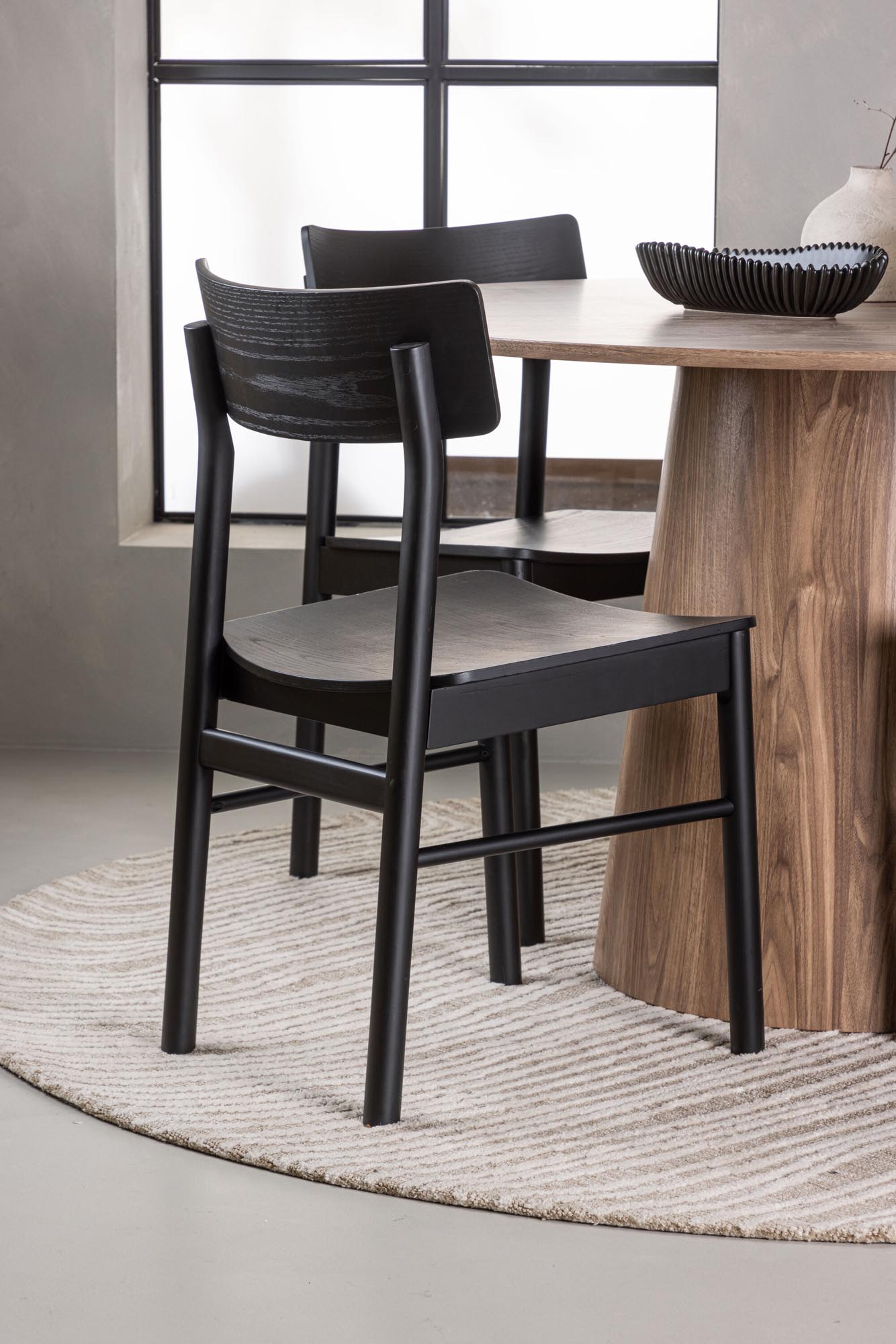 Skandinavisches Esszimmerset mit 120 cm Tisch und 4 komfortablen Montros-Stühlen. Ideal für stilvolle Familienessen und festliche Anlässe.