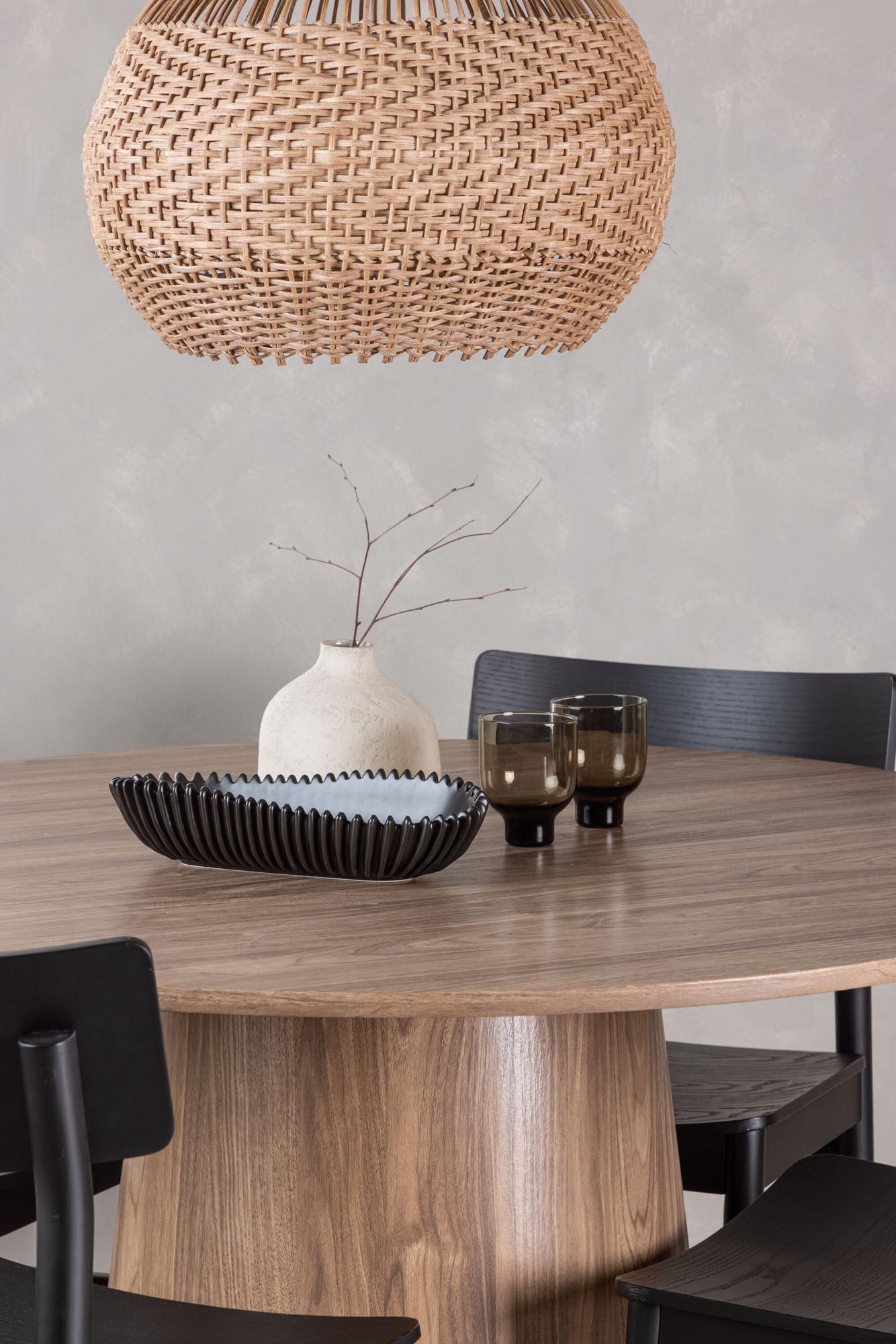 Stilvolles Lanzo Set: 120cm Tisch & 4 Montros Stühle von Venture Home.