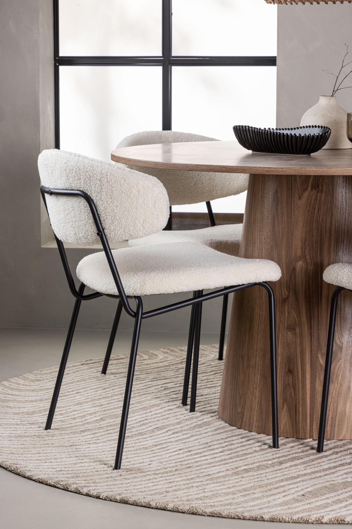 Entdecken Sie das elegante Lanzo Esszimmerset + Chico: Einladender Esstisch und komfortable Stühle für stilvolle Esszimmer.