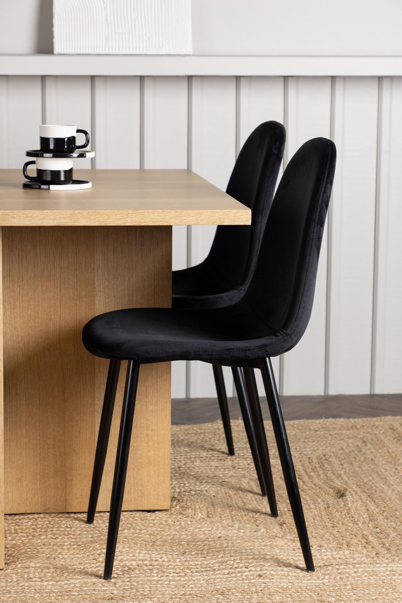 Elegantes Leo Esszimmerset: 100x100 cm Tisch aus eichenfarbenem MDF, ergänzt durch 4 luxuriöse Polar Stühle in schwarzem Samt. Ideal für gesellige Runden!