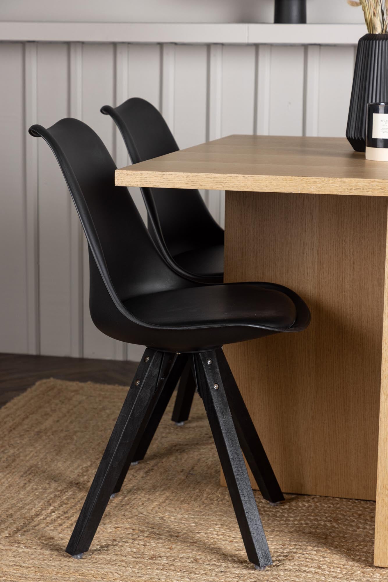 Entdecken Sie das stilvolle Leo Esszimmerset mit Zeno Stühlen – die perfekte Kombination aus modernem Design und zeitloser Eleganz für Ihr Zuhause.