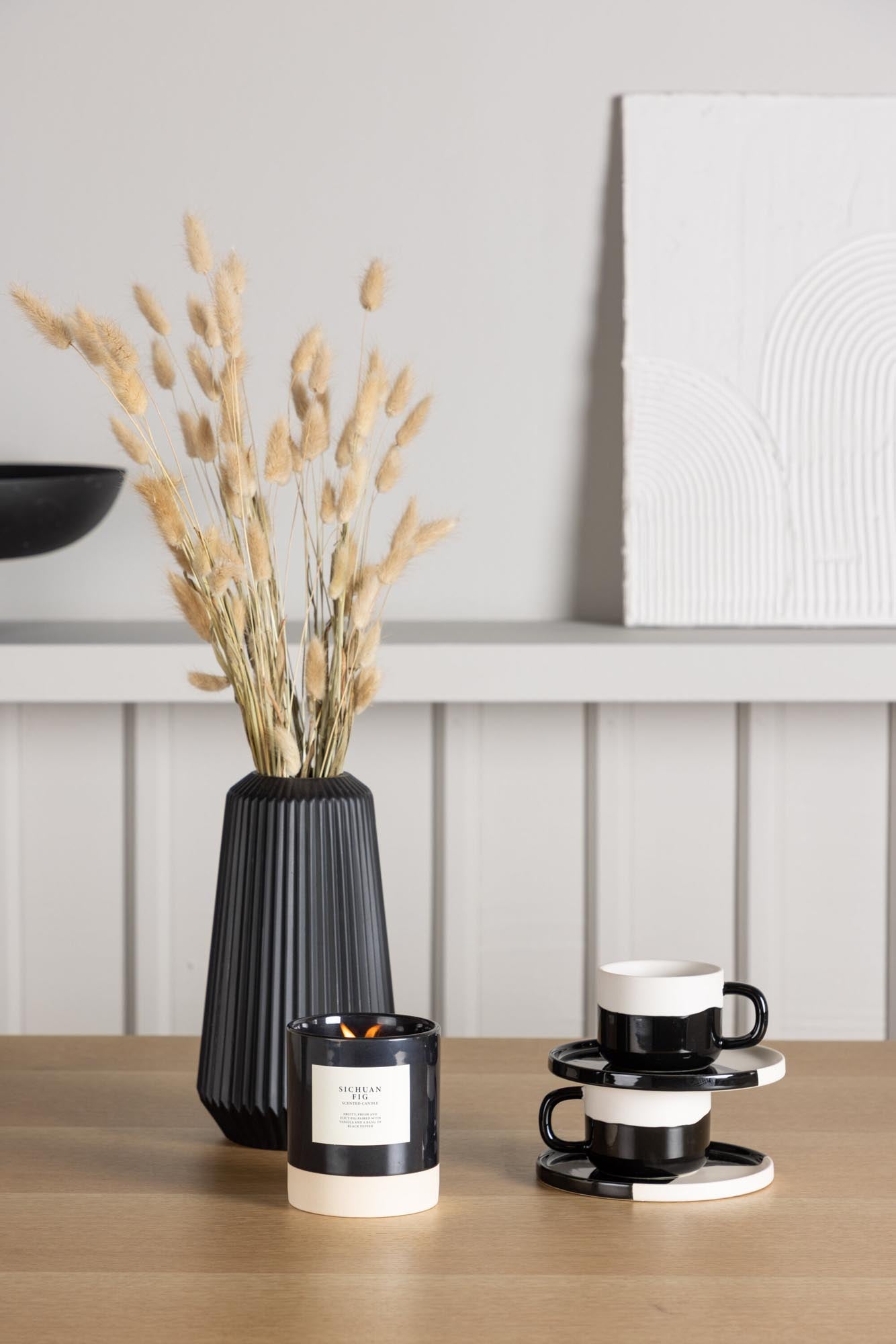 Stilvolles Esszimmerset Leo mit Lilja Tisch für moderne Räume.