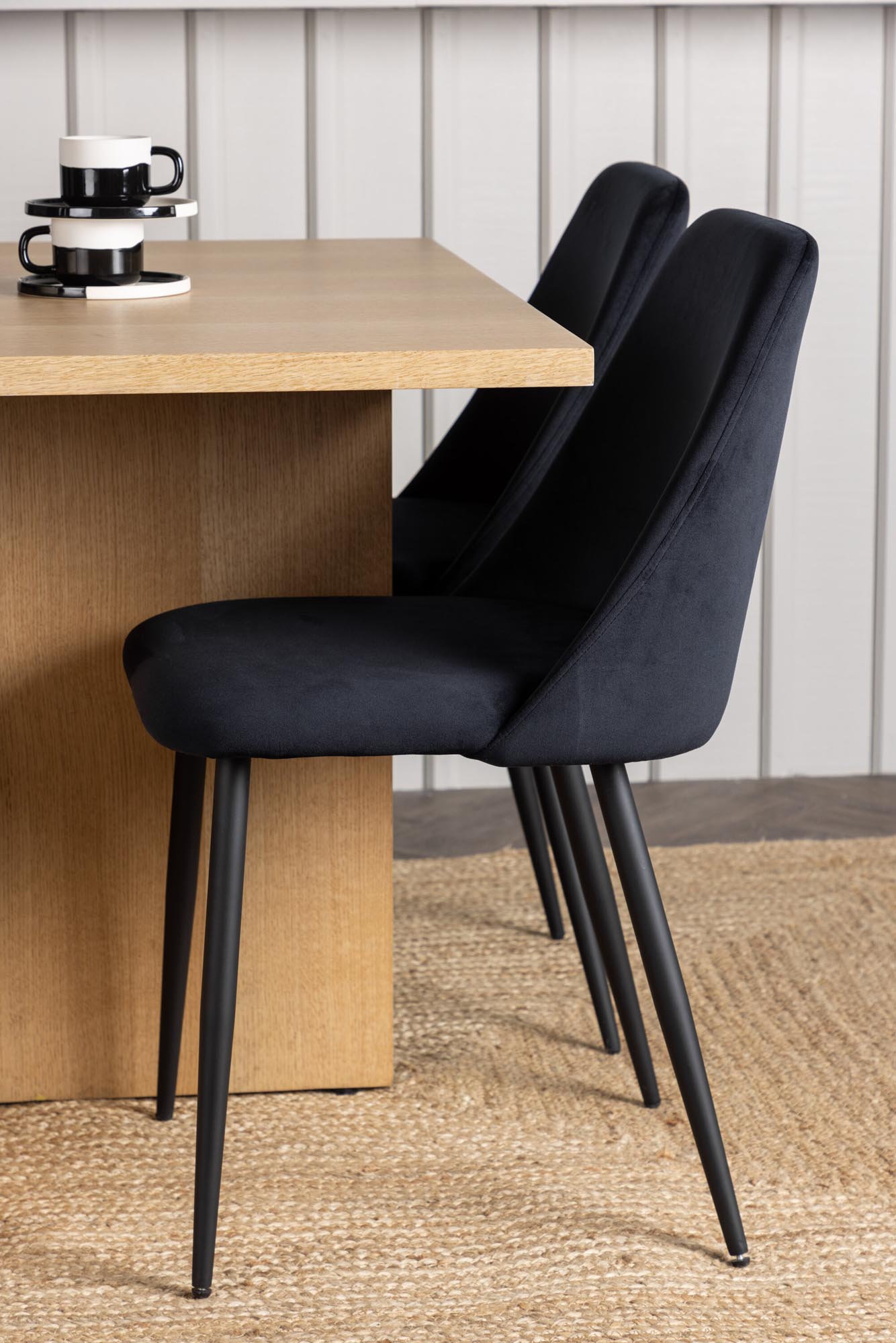 Modernes Leo Esszimmerset mit 4 Stühlen, perfekt für Ihr Zuhause.