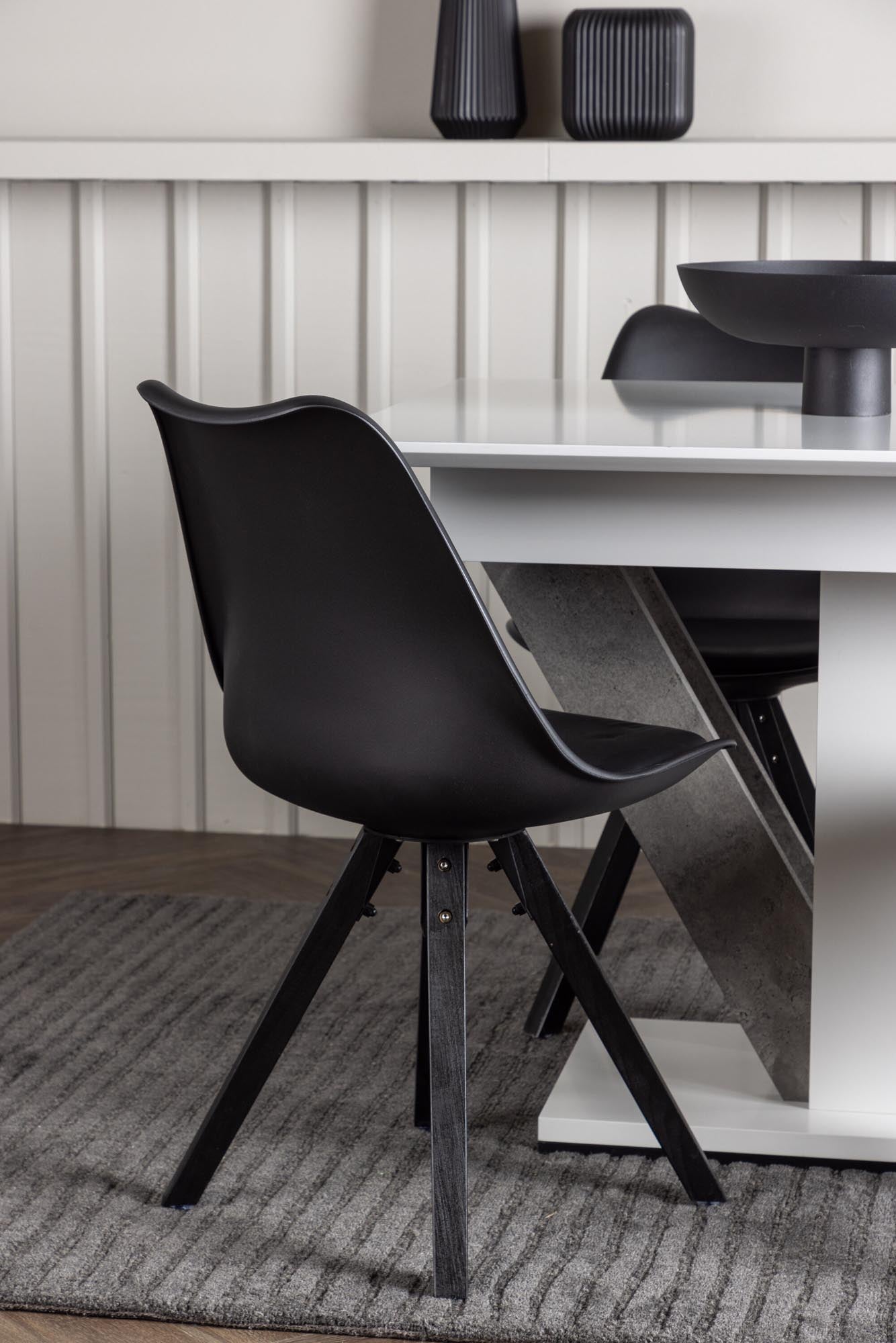 Disa Esszimmerset: Ausziehbarer Tisch und komfortable Zeno Stühle, vereinen Stil und Funktionalität für unvergessliche Essmomente.