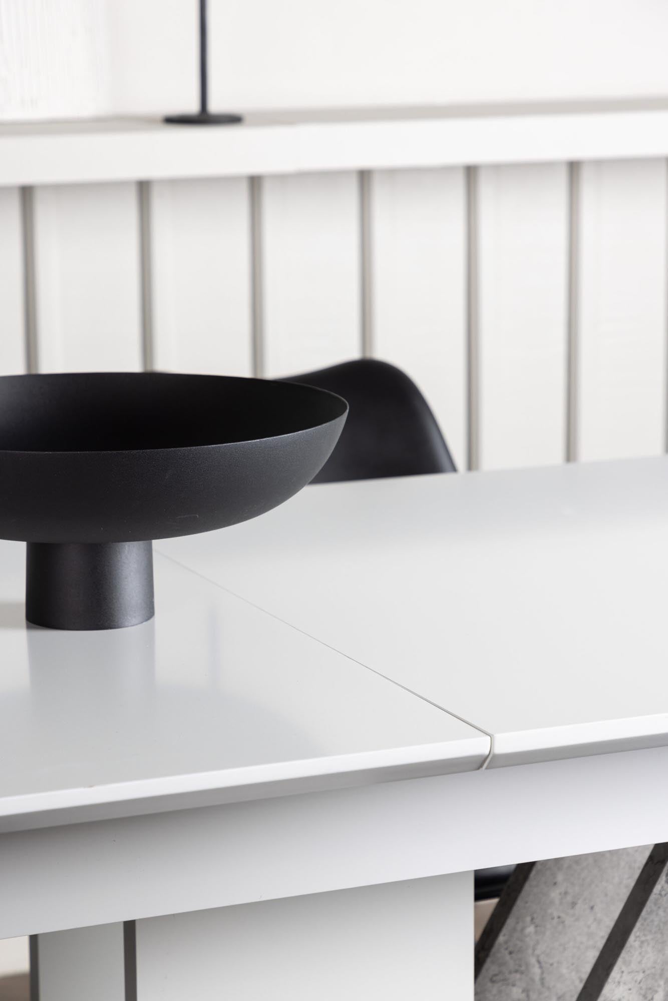 Elegantes Disa Esszimmerset, erweiterbar, mit 4 Zeno-Stühlen.