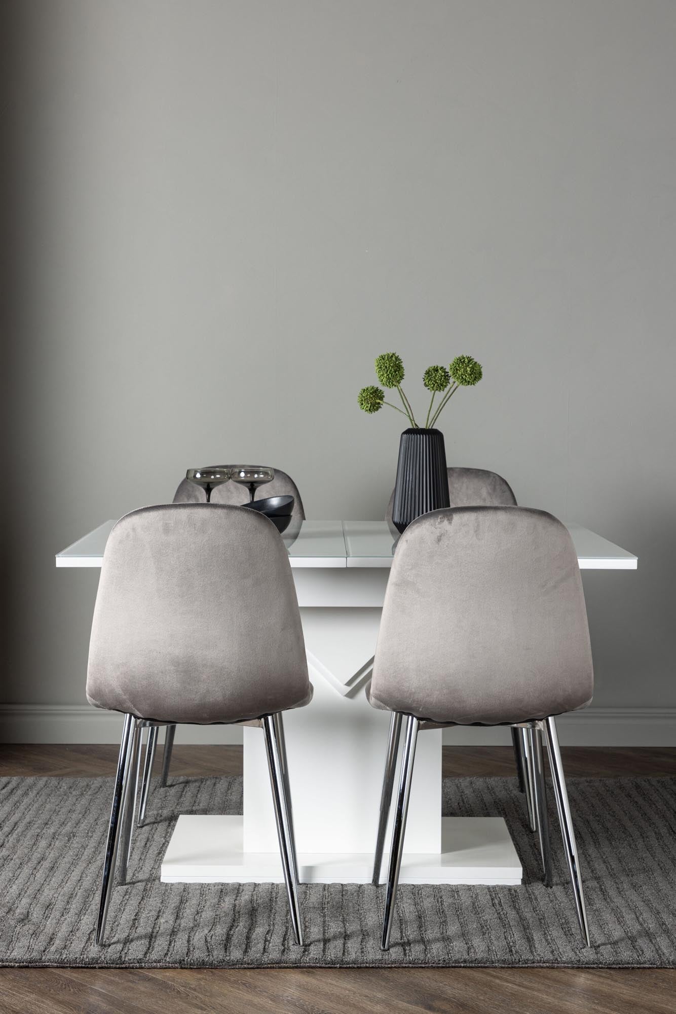 Entdecken Sie das Pluto Esszimmerset von Venture Home: Ein ausziehbarer Tisch mit 4 stilvollen Eva Stühlen, ideal für jeden Anlass!