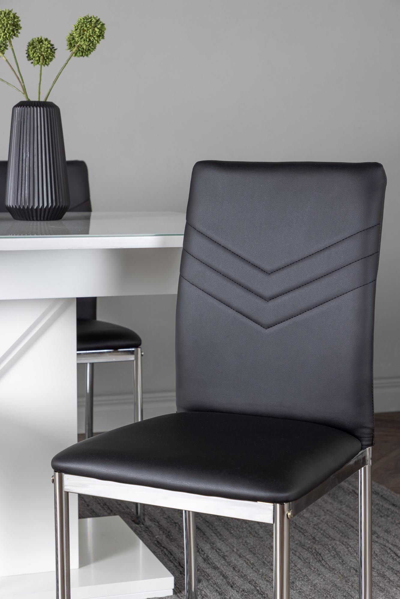 Stilvolles, ausziehbares Esszimmerset Pluto mit 4 komfortablen Lily-Stühlen. Ideal für gemütliche Abende und festliche Anlässe.