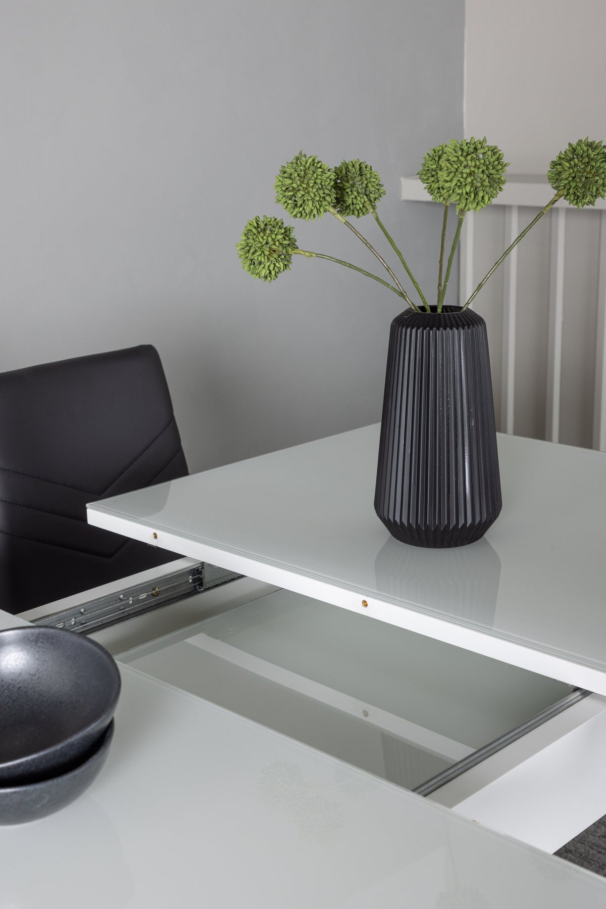 Pluto Esszimmerset ausziehbar + Lily 120cm/4St. in Schwarzes Silber präsentiert im Onlineshop von KAQTU Design AG. Esszimmerset ist von Venture Home