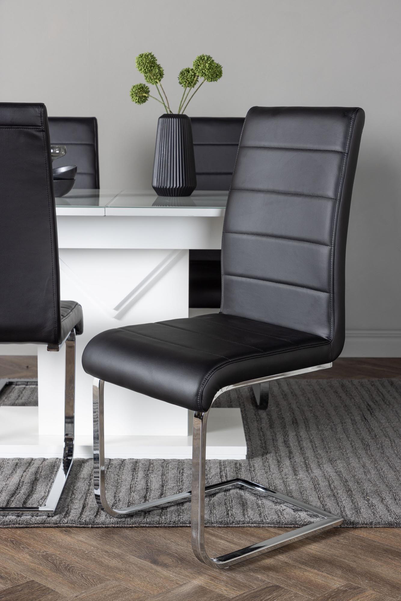 Modernes, ausziehbares Esszimmerset von Venture Home. Stilvoller Tisch und bequeme Stühle für unvergessliche Essmomente.