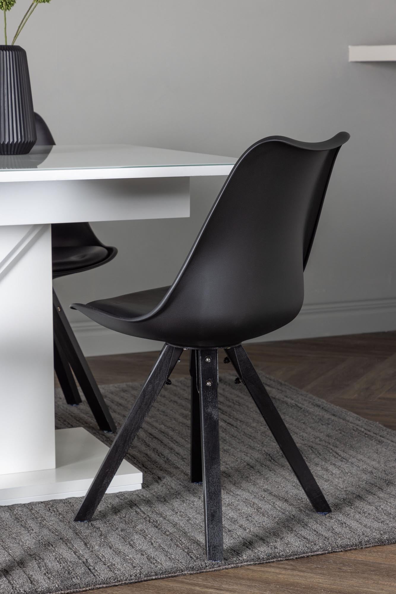 Pluto Esszimmerset von Venture Home: Elegantes, ausziehbares Design mit Zeno Stühlen für höchsten Komfort und einladende Essatmosphäre.