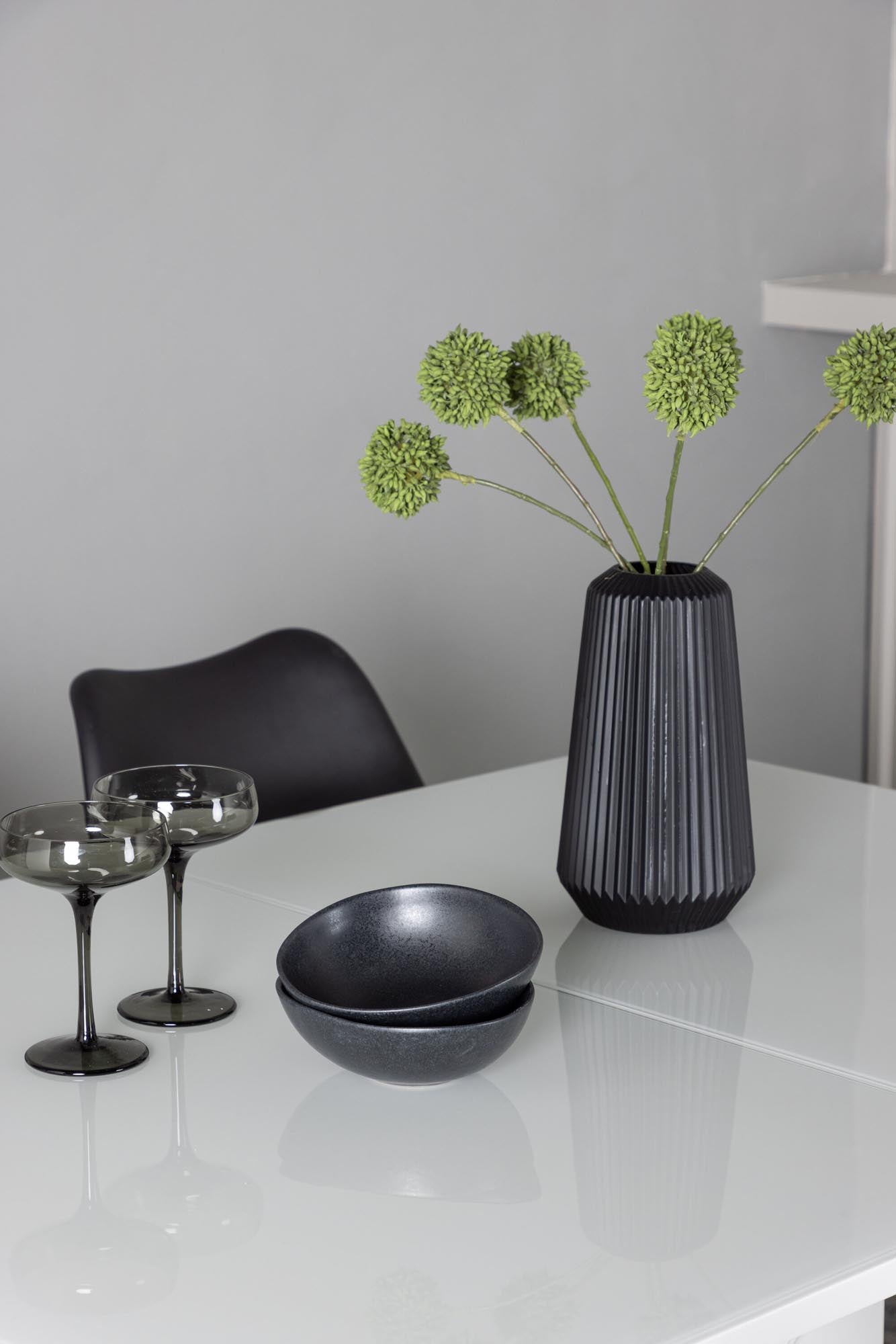 Entdecken Sie das Pluto Esszimmerset von Venture Home: Ausziehbarer Tisch und stilvolle Zeno Stühle für elegantes Dining und Komfort.