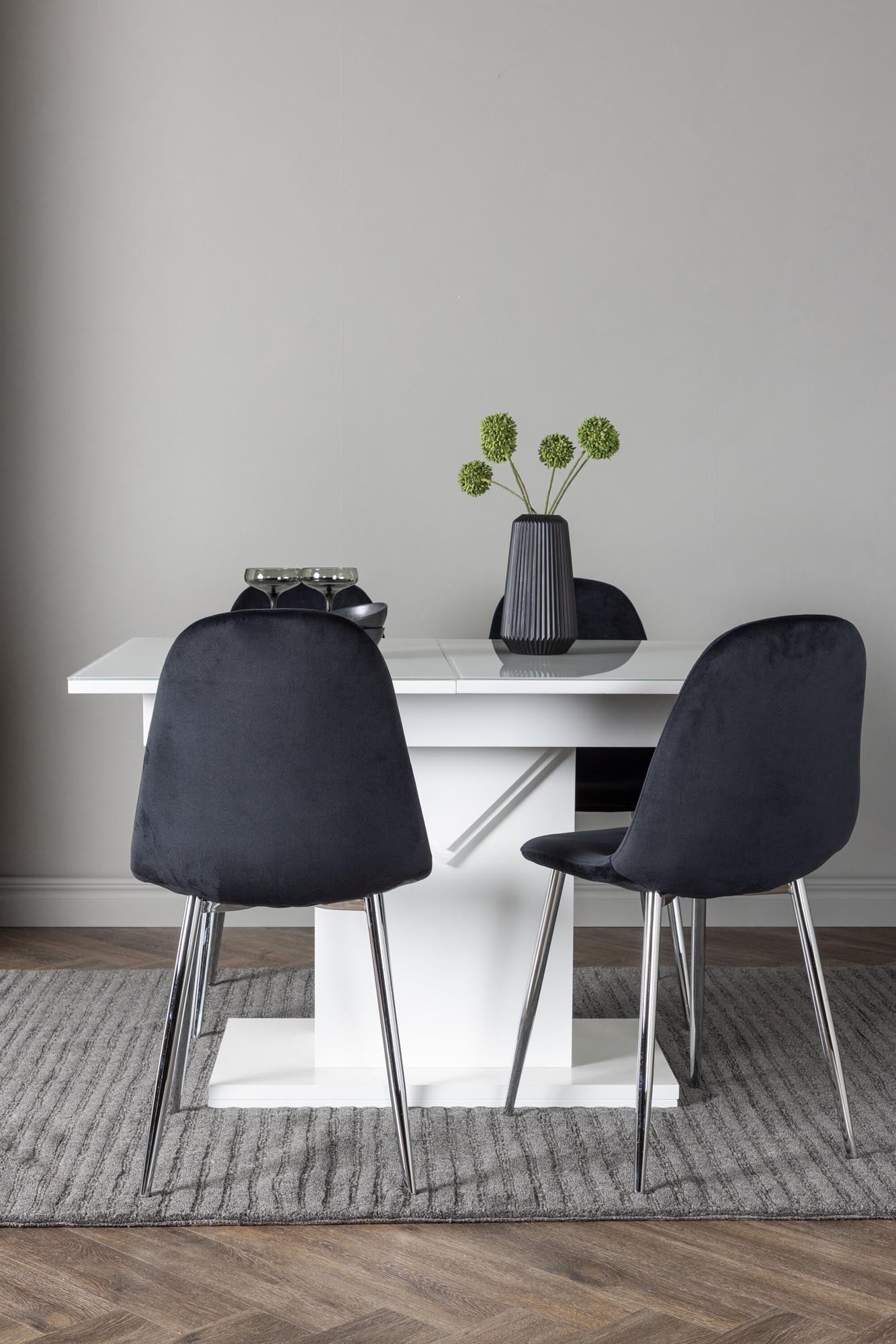 Pluto Esszimmerset: Stilvoll erweiterbar für gesellige Runden.