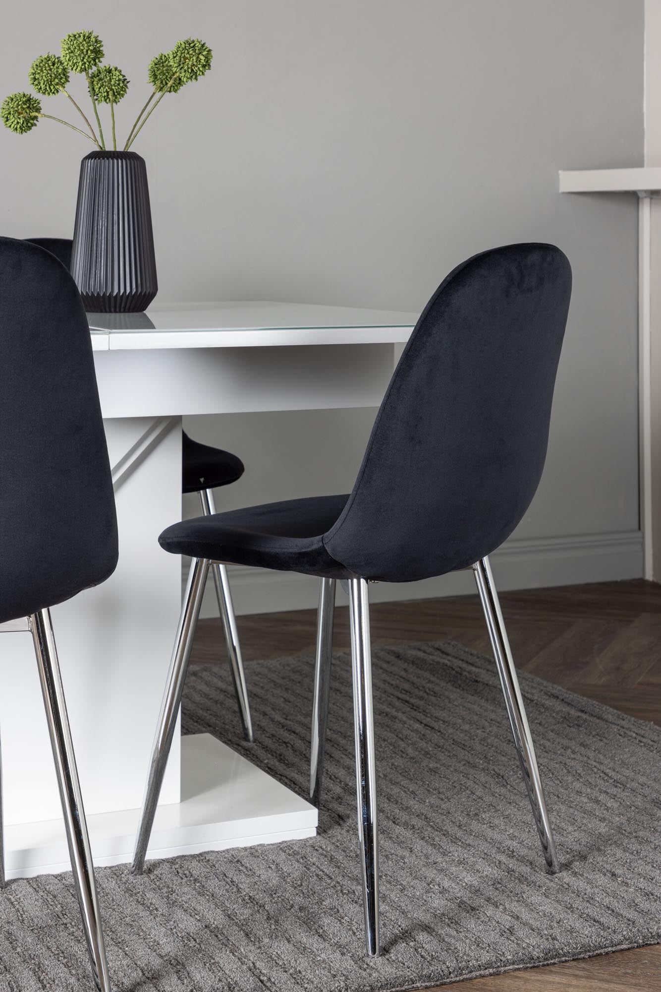 Pluto Esszimmerset: Eleganter, ausziehbarer Tisch und bequeme Stühle für unvergessliche Essmomente in modernem Design.