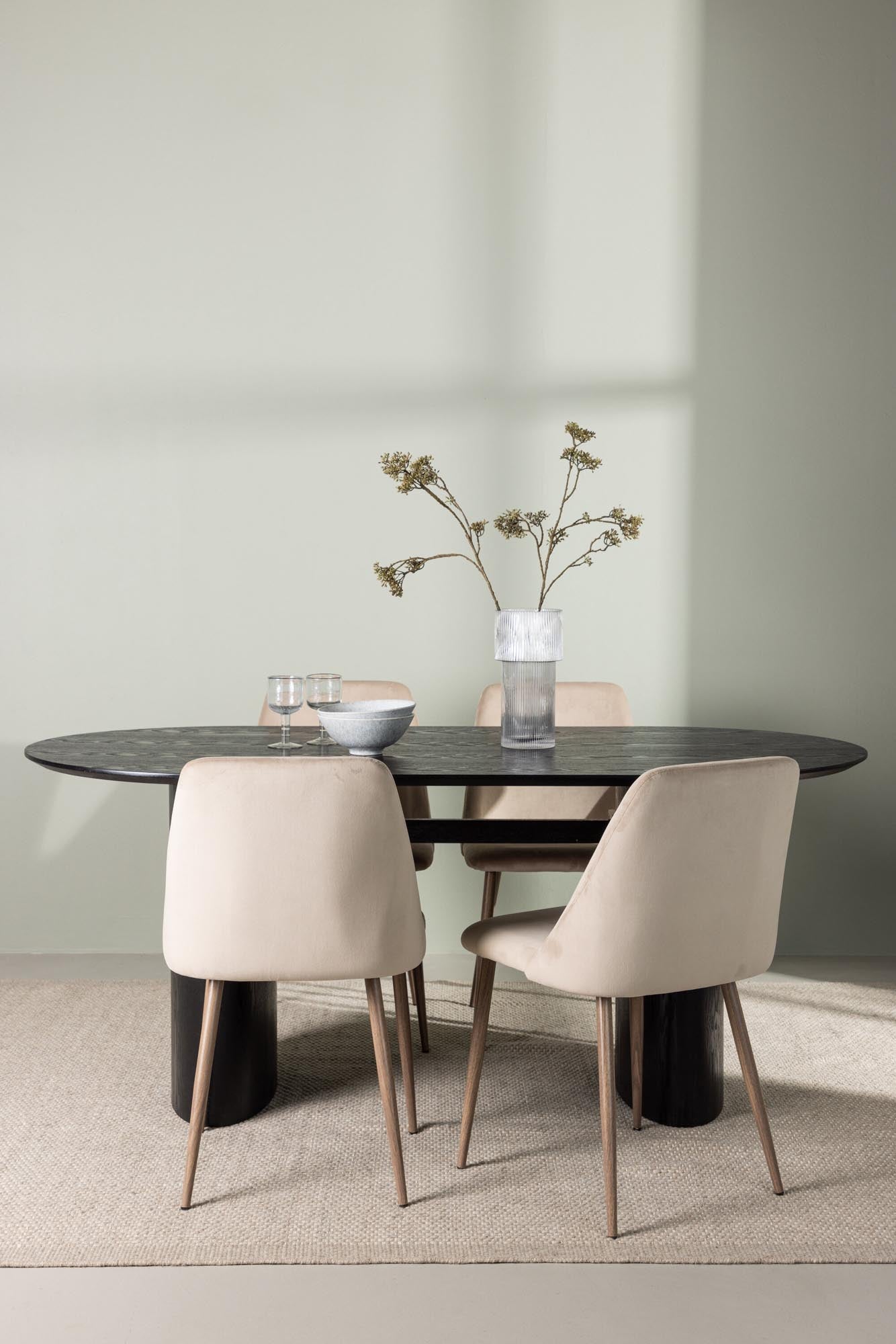 Elegantes Isolde Esszimmerset von Venture Home: 180 cm ovaler Tisch und ergonomische Stühle für Komfort und Stil in jedem Essbereich.