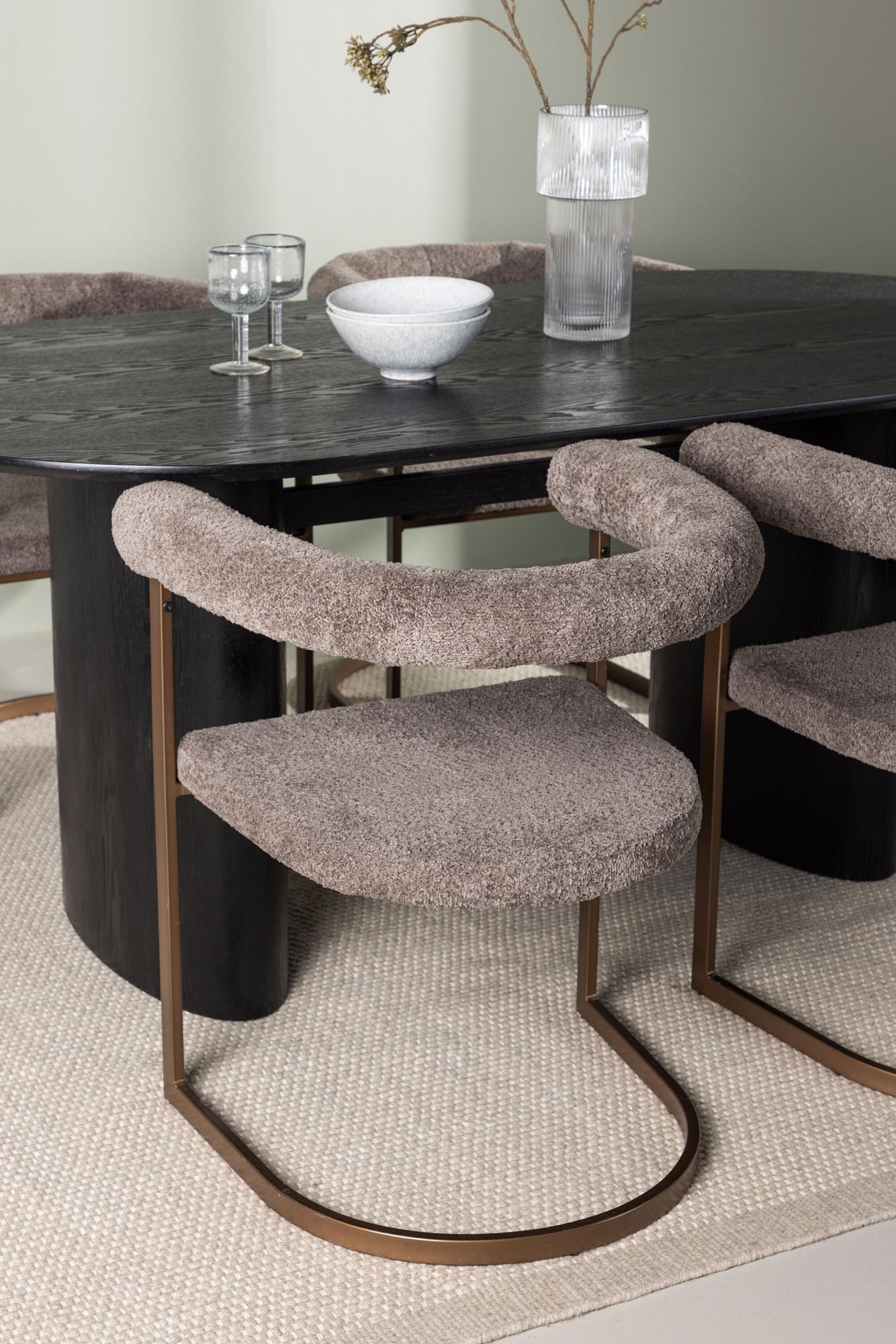Hochwertiges Esszimmerset Isolde + Morning: Ovale Tischplatte, stilvolle Stühle aus Bouclé, ideal für gesellige Abende und modernes Wohnen.