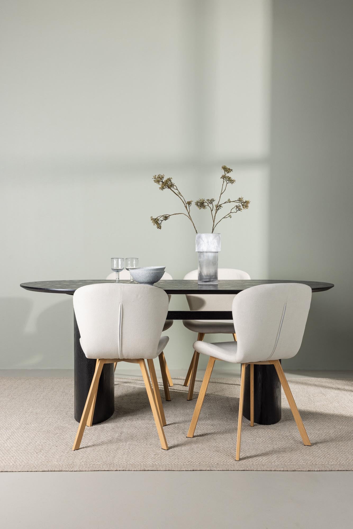 Modernes Isolde Esszimmerset mit Lilja Tisch und vier Stühlen.
