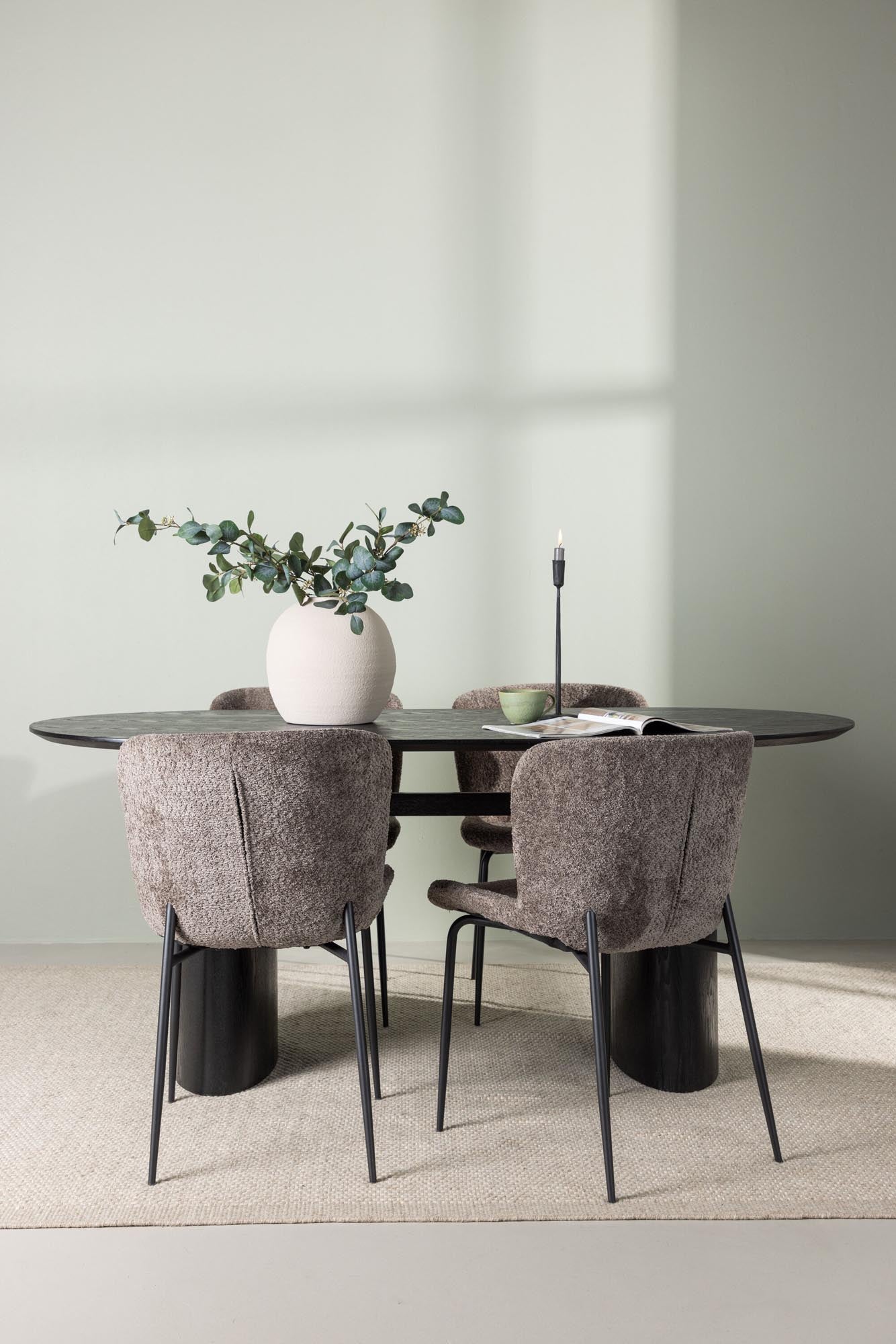 Erleben Sie das Isolde Esszimmerset von Venture Home: Ein 180 cm langer Tisch und 4 elegante Stühle vereinen Komfort und rustikales Design.