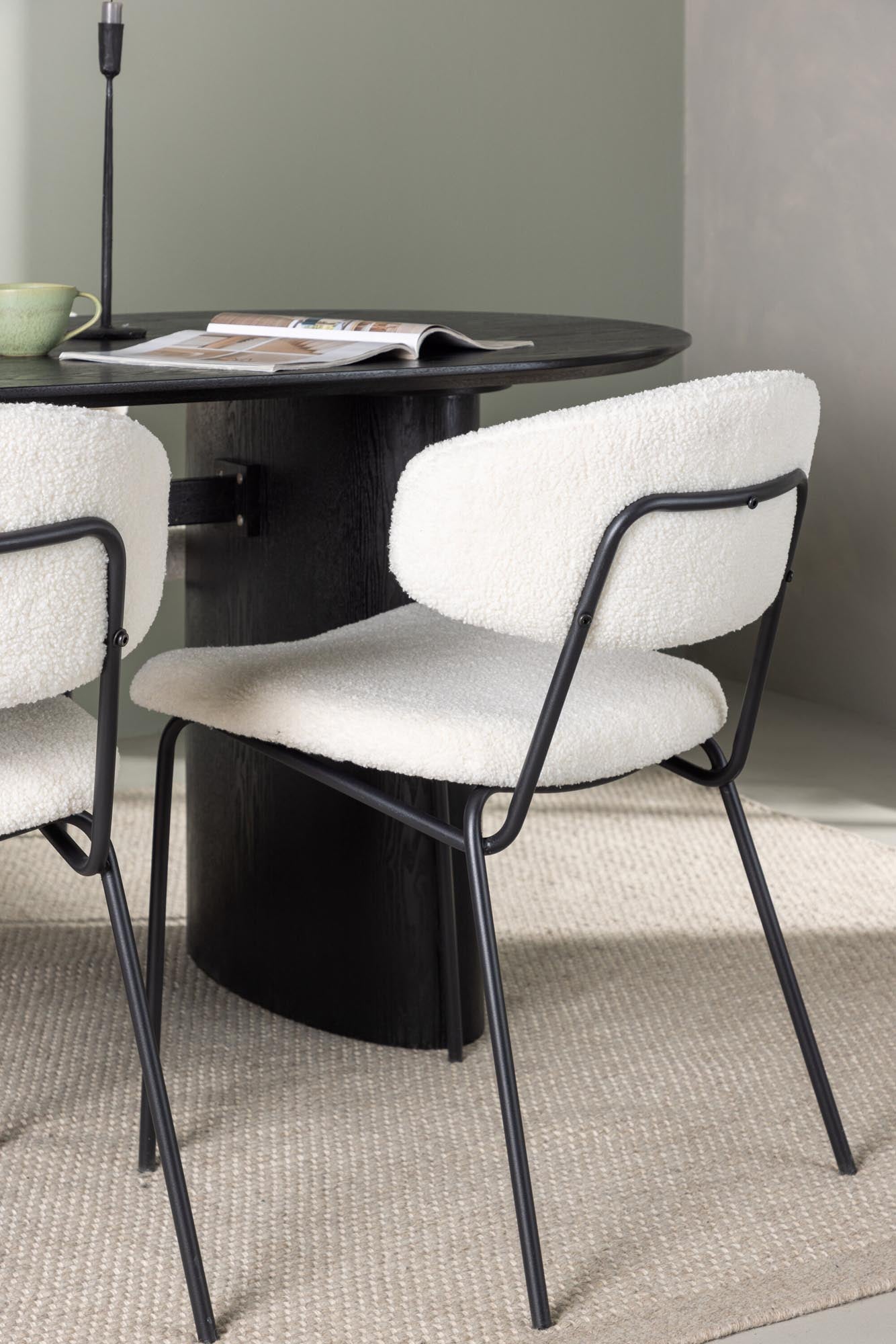 Stilvolles Isolde Esszimmerset mit Chico: 180 cm Tisch und 4 ergonomische Stühle für gemütliche Mahlzeiten und festliche Anlässe.