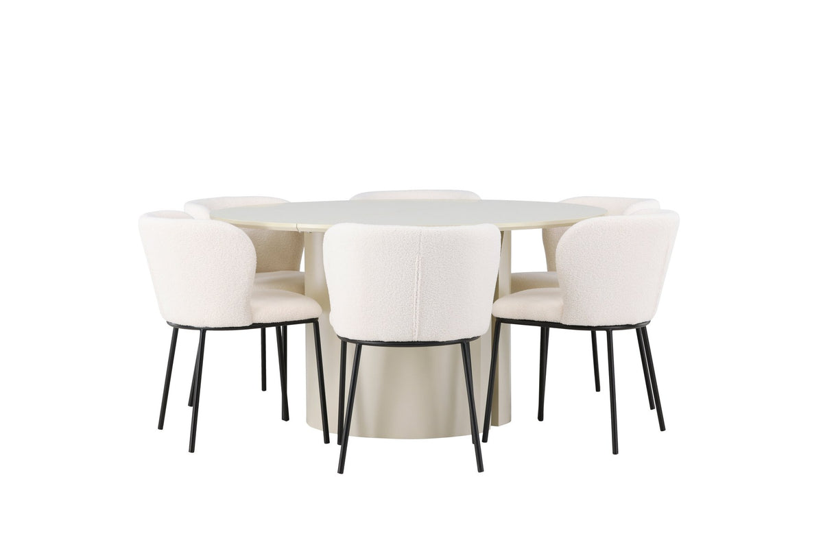 Zwei weisse Esszimmerstühle mit Boucle-Bezug und schwarzen Metallbeinen neben einem runden Esstisch aus beigem MDF mit ⌀140 cm Durchmesser.