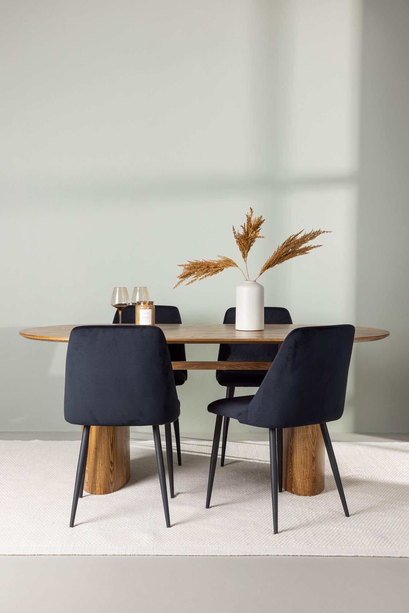 Gestalten Sie Ihr Esszimmer mit dem Isolde Esszimmerset + Night 180cm/4St. von Venture Home – perfekt für stilvolle Zusammenkünfte und Komfort.