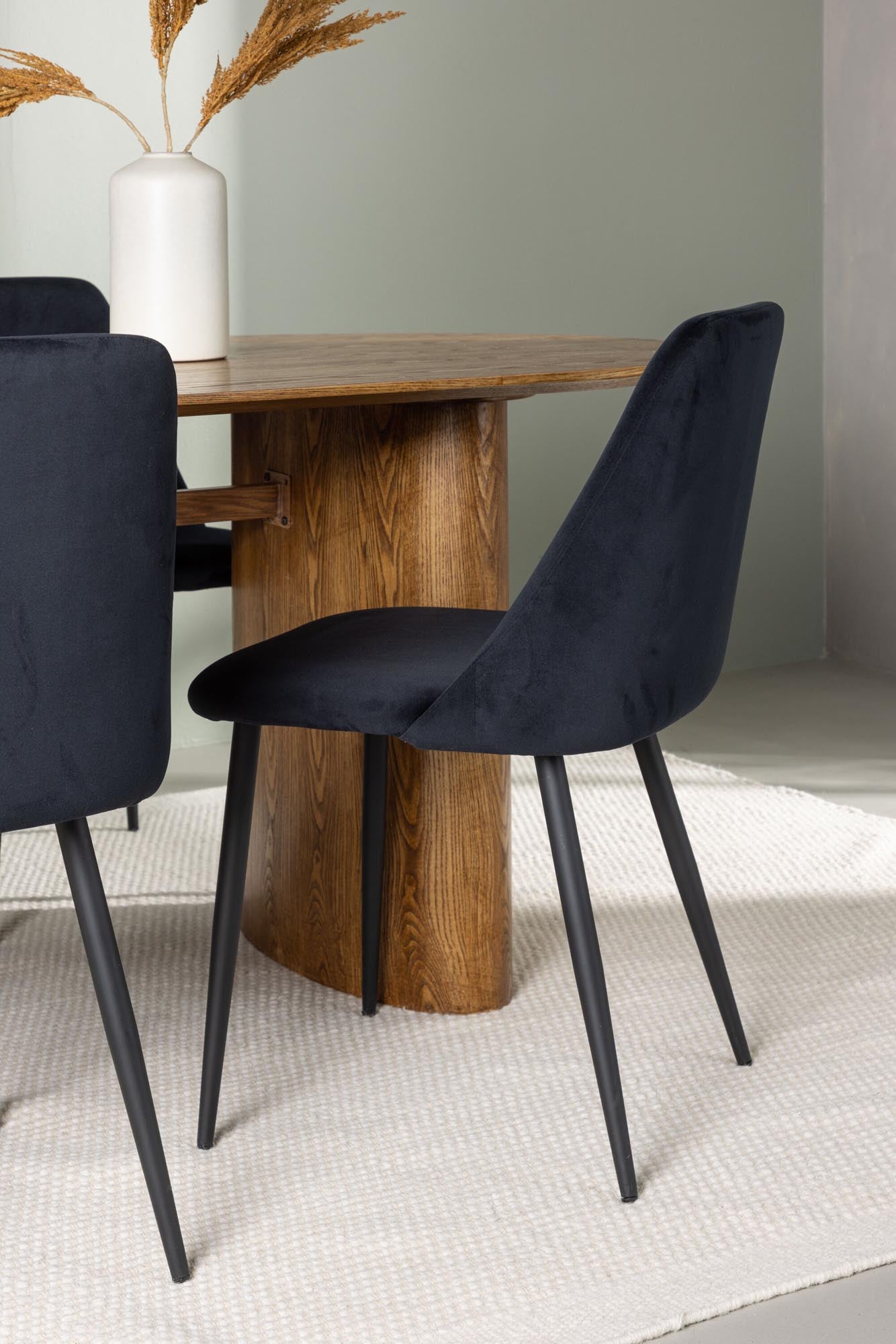 Verleihen Sie Ihrem Essbereich mit dem Isolde Esszimmerset + Night 180cm/4St. von Venture Home Eleganz und Funktionalität – ideal für gesellige Abende.