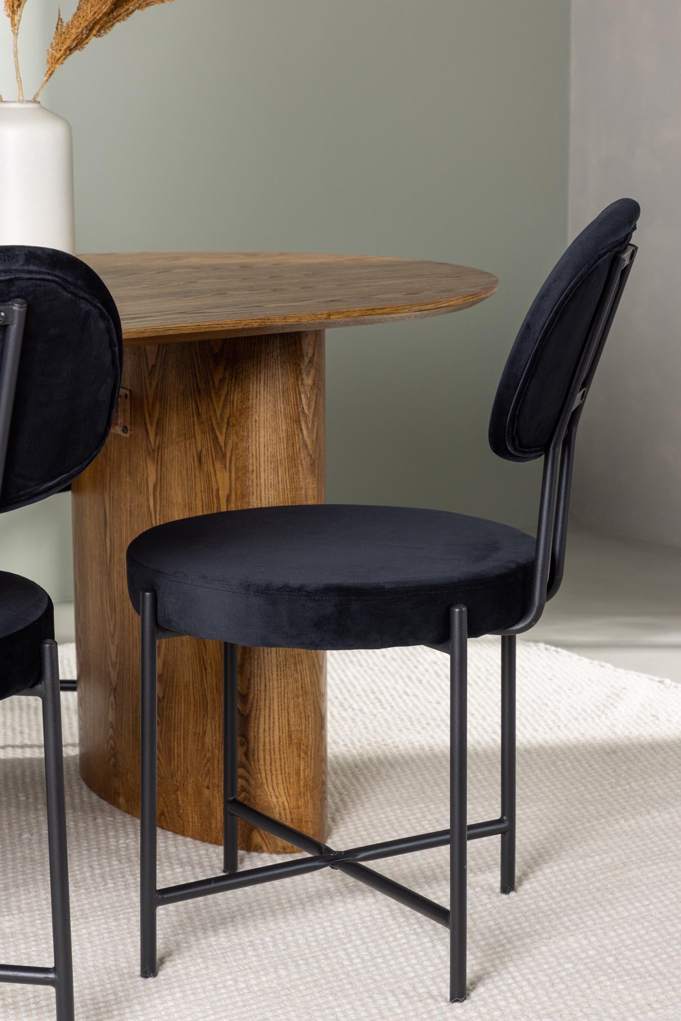 Entdecken Sie das stilvolle Isolde Esszimmerset + Stella 180cm/4St. von Venture Home – ideal für gesellige Abende und modernes Wohnen!