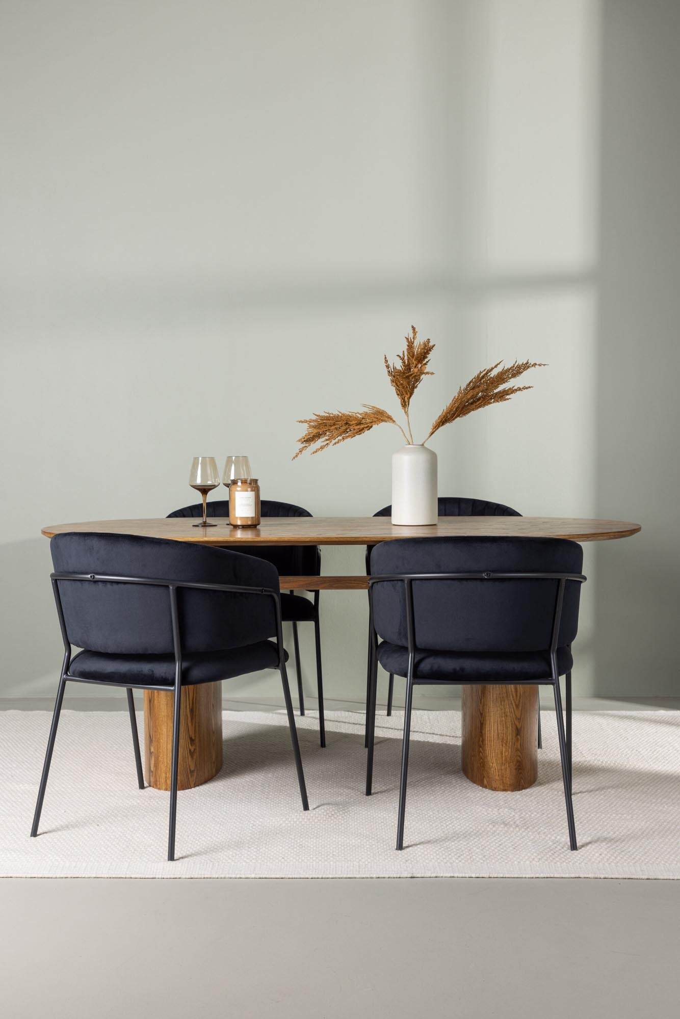 Erleben Sie das Isolde Esszimmerset + Selma 180cm/4St. von Venture Home – modernes Design, langlebige Materialien und Komfort für gesellige Abende.