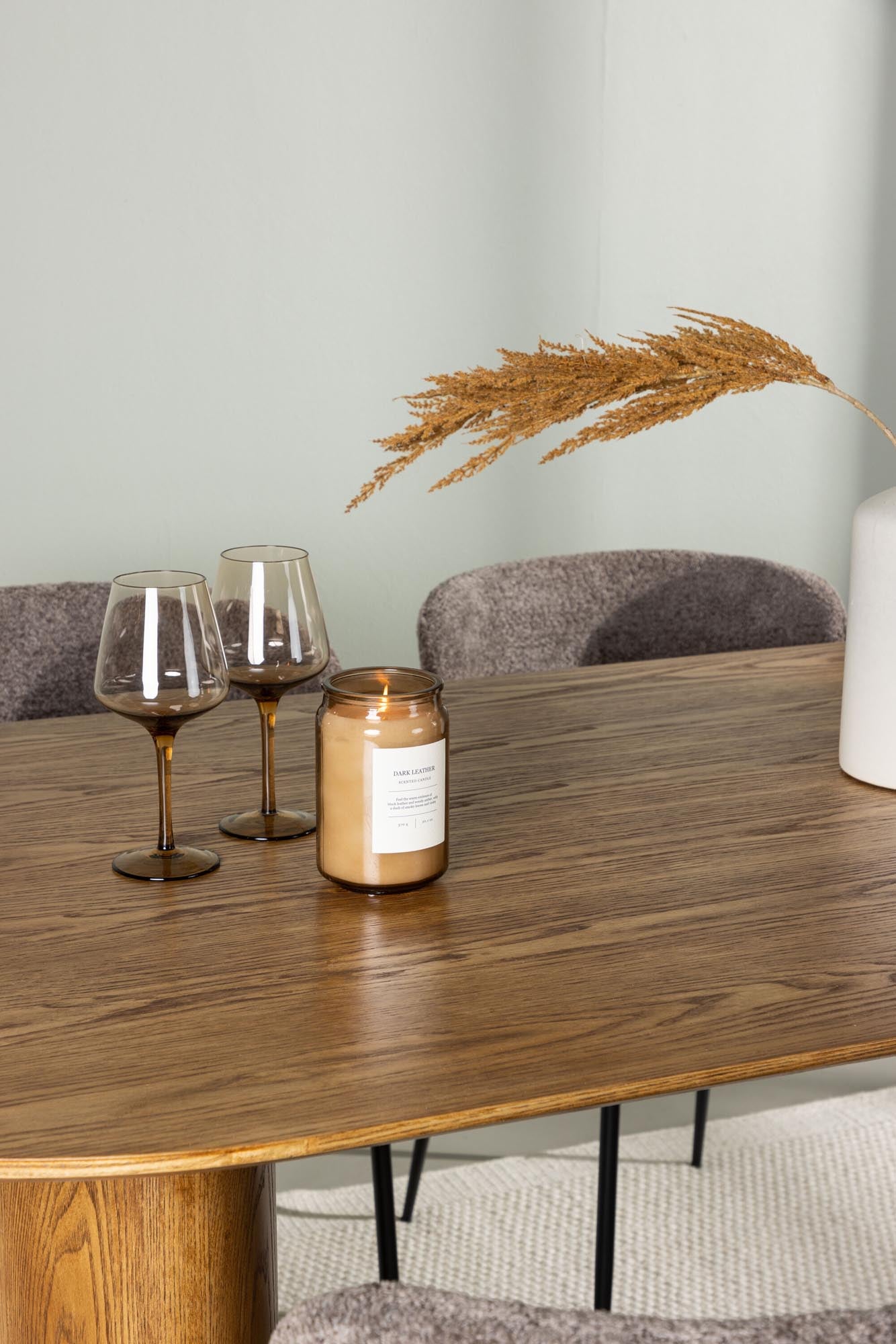 Stilvolles Esszimmerset mit 180 cm Tisch und 4 ergonomischen Stühlen. Langlebige Materialien und nordische Formen für gemütliche Zusammenkünfte.