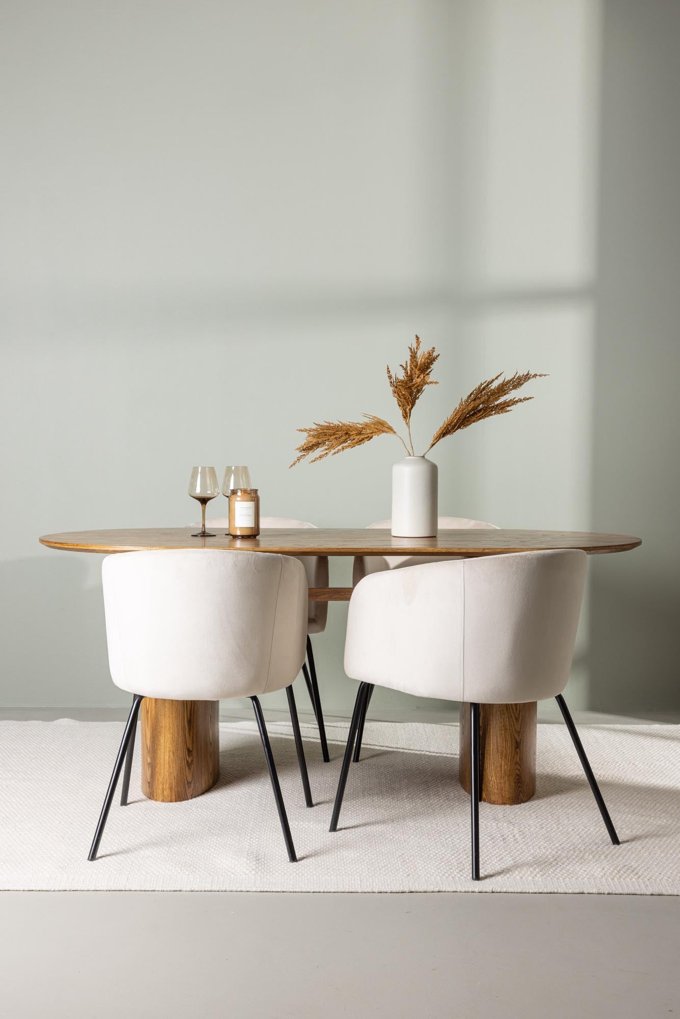 Erleben Sie das Isolde Esszimmerset + Berit 180cm/4St. von Venture Home – eine harmonische Kombination aus Eleganz und Funktionalität für unvergessliche Essmomente.