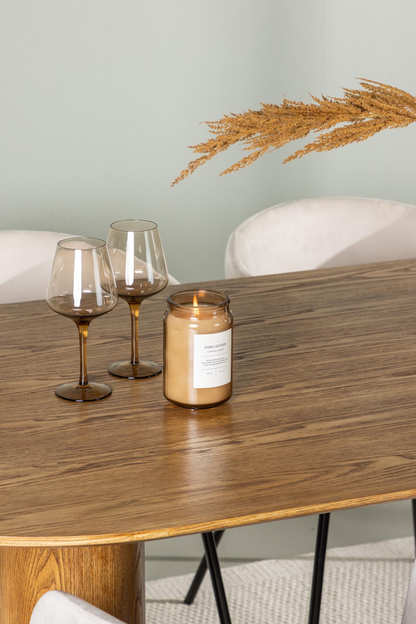 Elegantes Isolde Esszimmerset mit 180 cm Tisch und 4 Samt-Stühlen. Ideal für gesellige Abende und stilvolle Einrichtung.