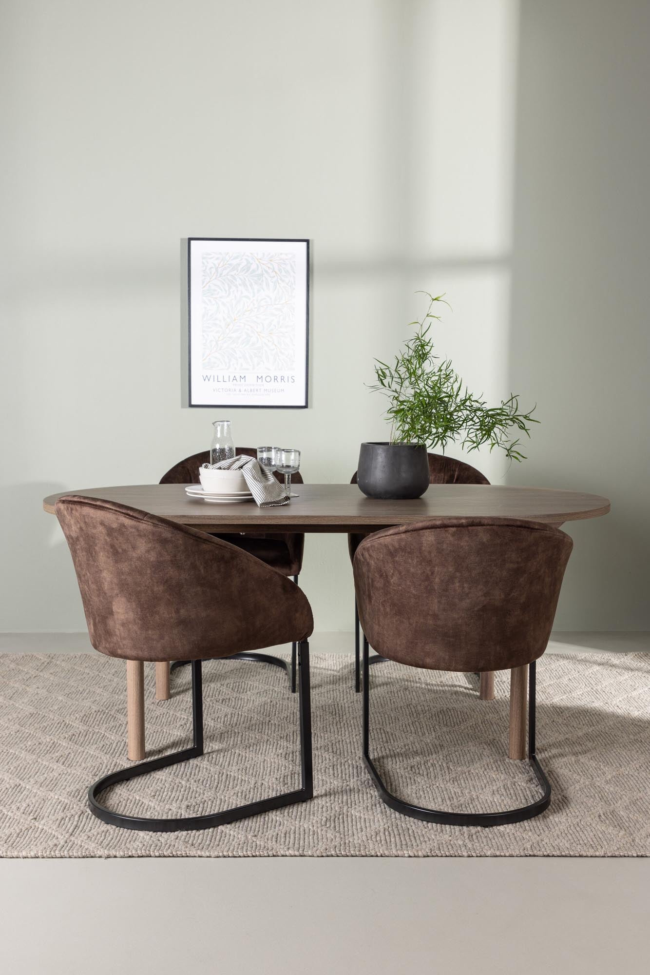 Stilvolles Andy Esszimmerset: 180 cm ovaler Tisch mit robuster MDF-Oberfläche und stabilen Stahlbeinen, ergänzt durch 4 elegante, gepolsterte Stühle.