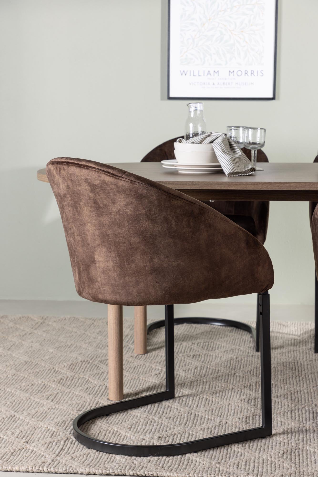 Modernes Andy Esszimmerset für gesellige Runden von Venture Home.