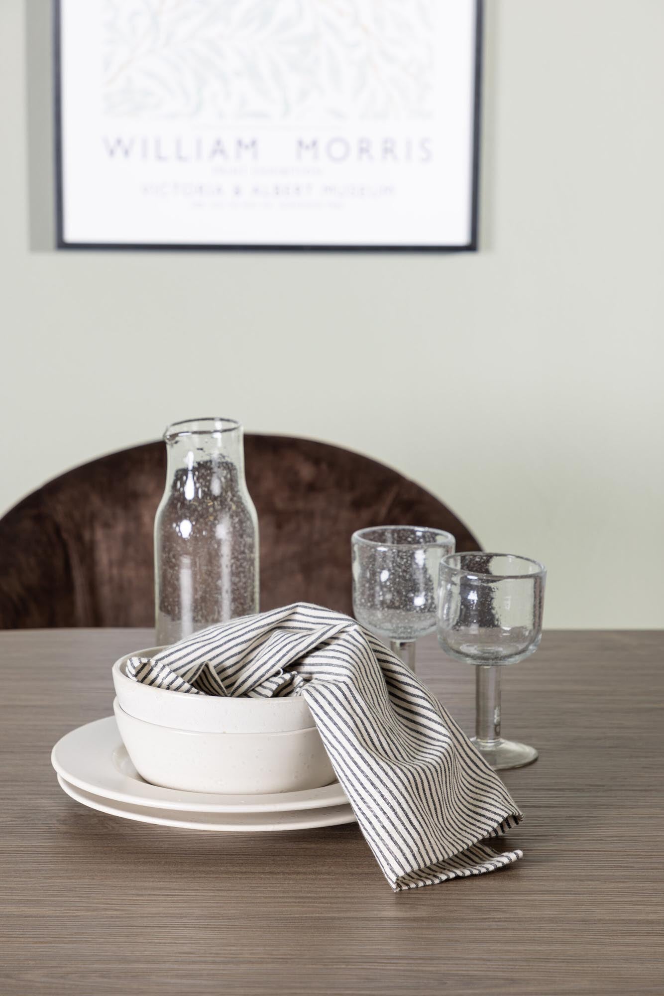 Elegantes Andy Esszimmerset mit ovalem Tisch und stilvollen Stühlen von Venture Home. Ideal für einladende Esszimmer.