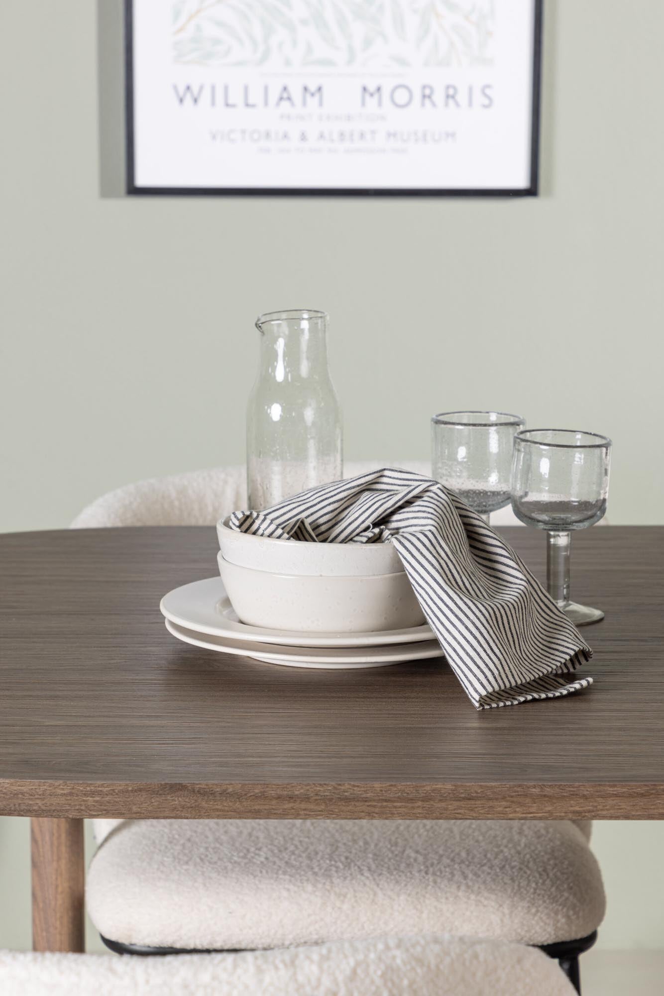 Stilvolles Andy Esszimmerset mit ovalem 180 cm Tisch aus MDF und Stahl, ergänzt durch 4 Edina Stühle in luxuriösem Bouclé-Stoff. Ideal für jedes Zuhause.