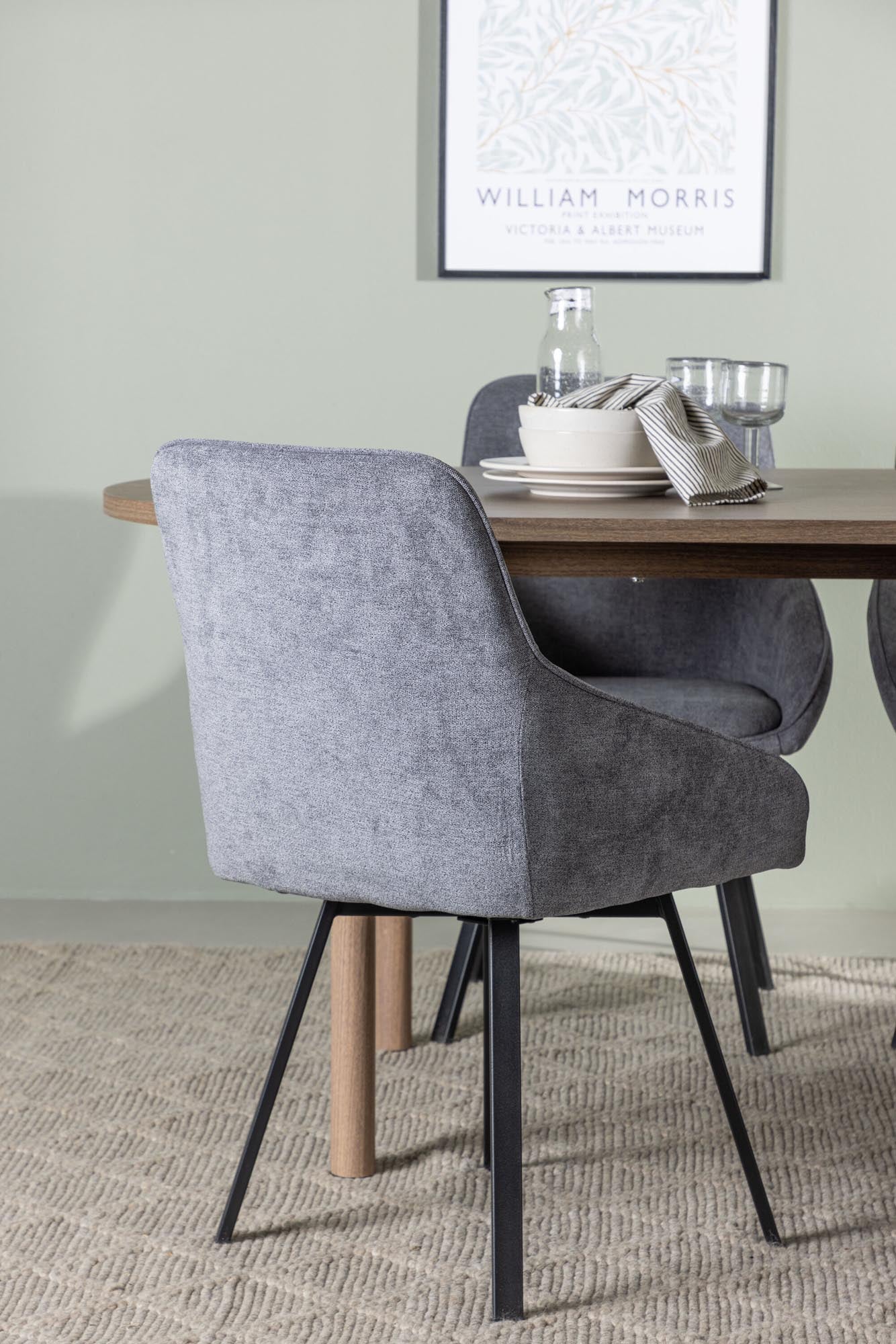 Stilvolles Esszimmerset mit ovalem Andy Tisch (180cm) und 4 Rosie Stühlen. Modernes Design, hoher Komfort und vielseitige Kombinationsmöglichkeiten.