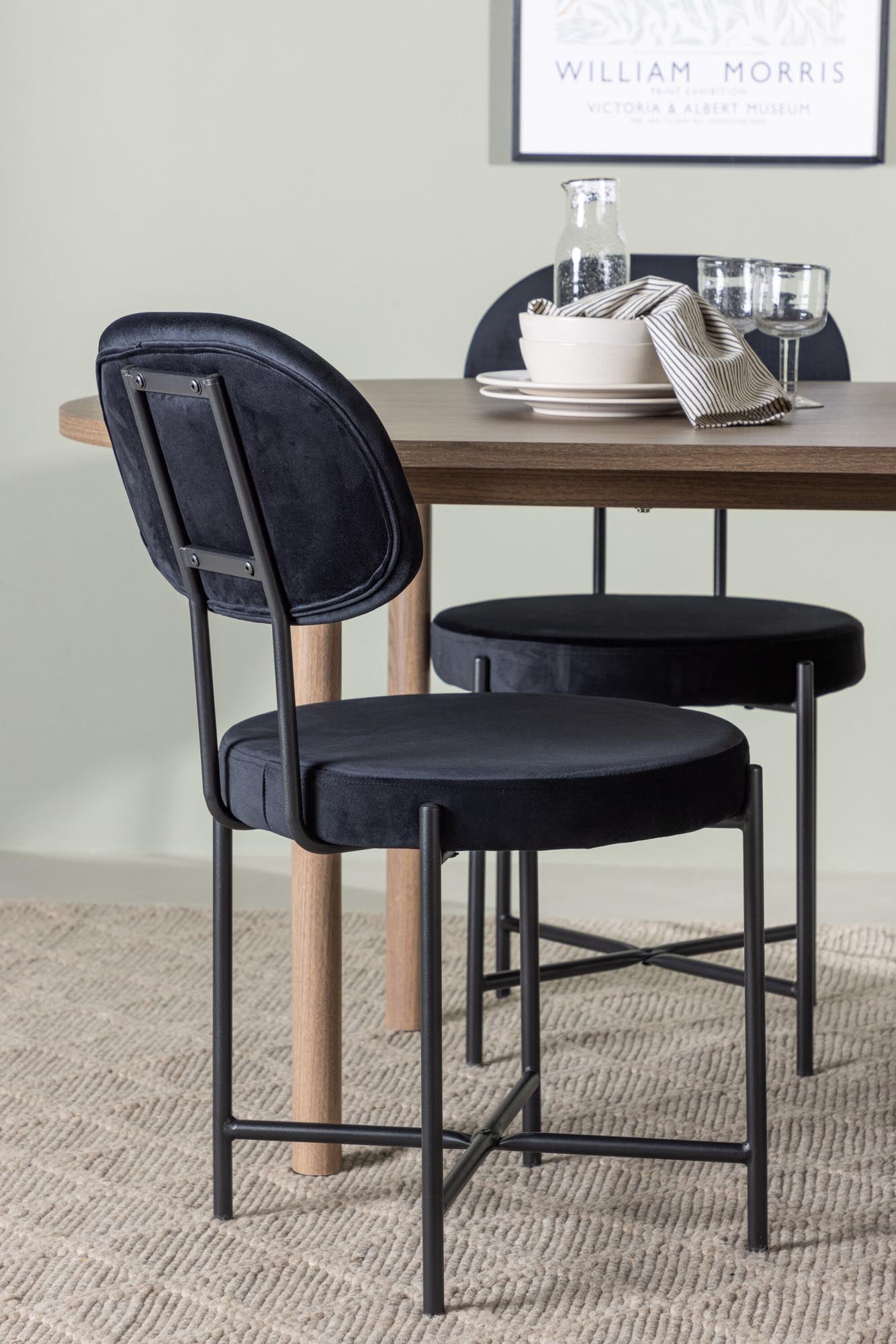 Stilvolles Andy Esszimmerset mit ovalem Tisch und 4 luxuriösen Stella Stühlen aus Samt. Perfekt für gesellige Runden und festliche Anlässe.