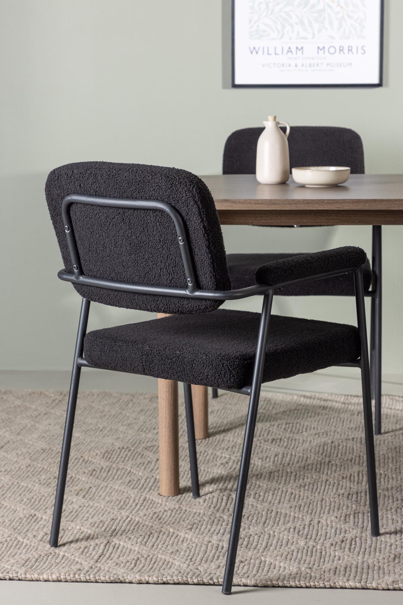 Entdecken Sie das Andy Esszimmerset von Venture Home: ovaler Tisch, stilvolle Bouclé-Stühle, skandinavisches Design für gesellige Momente.