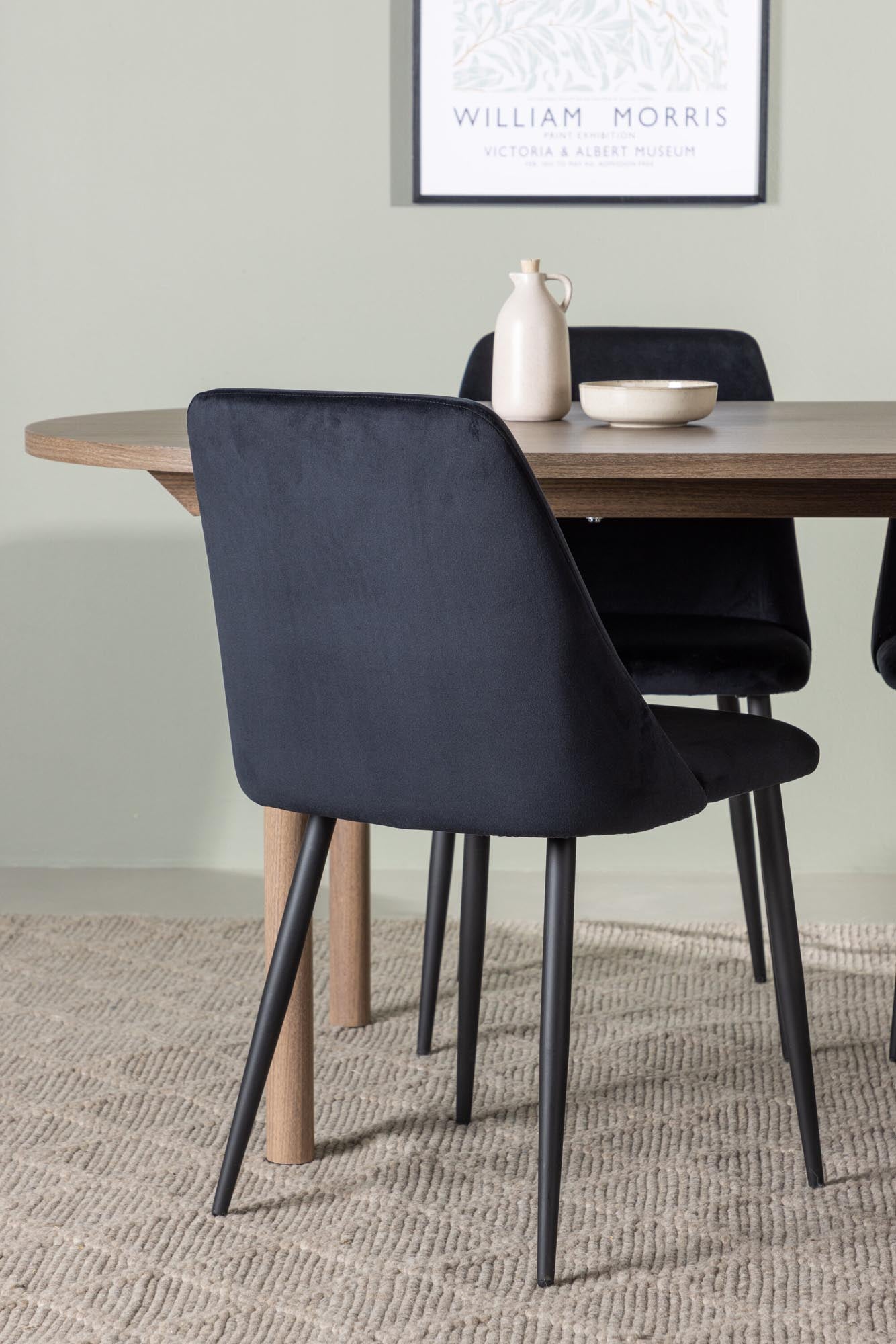 Elegantes Esszimmerset: Skandinavisches Design, nachhaltige Materialien, komfortable Samtstühle, stabiler Tisch.