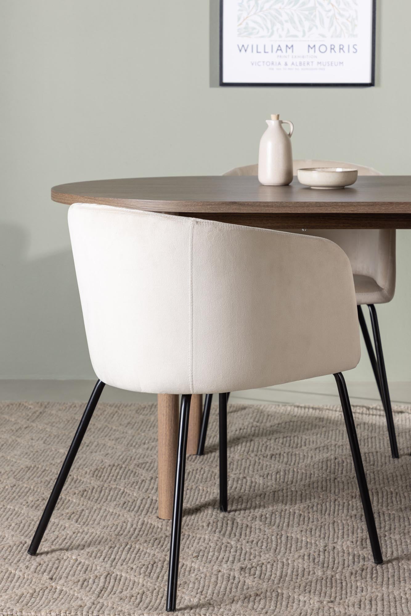 Stilvolles Andy Esszimmerset mit ovalem Tisch und 4 bequemen Berit Stühlen, ideal für gesellige Momente und modernes Wohnen.