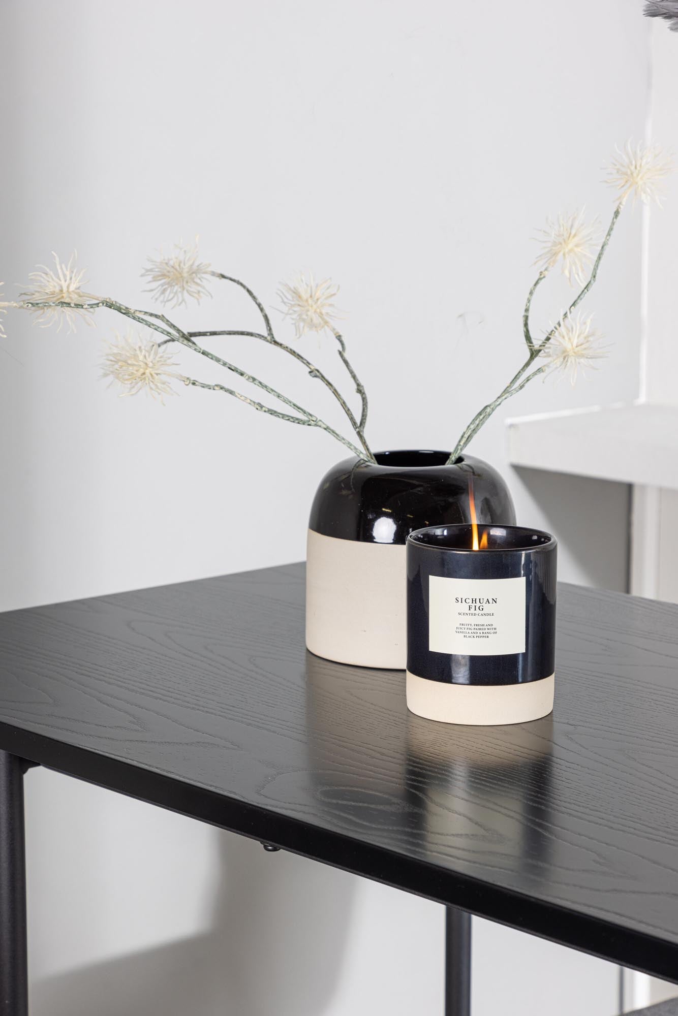 Entdecken Sie das Barset Rax + Bell: Stilvolles skandinavisches Design, robuste Materialien und idealer Komfort für unvergessliche Abende.