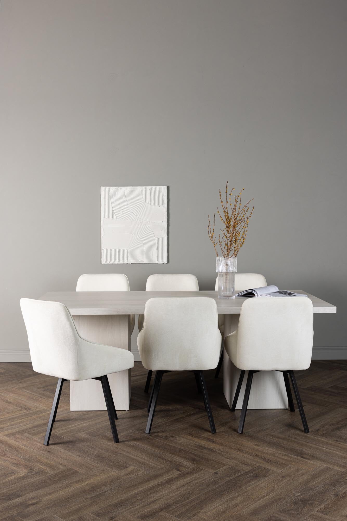 Stilvolles Esszimmerset: Olga Tisch 200x75cm, weisse MDF-Platte, stabile Beine, 6 Rosie Stühle, beiger Stoff, schwarzer Stahl.