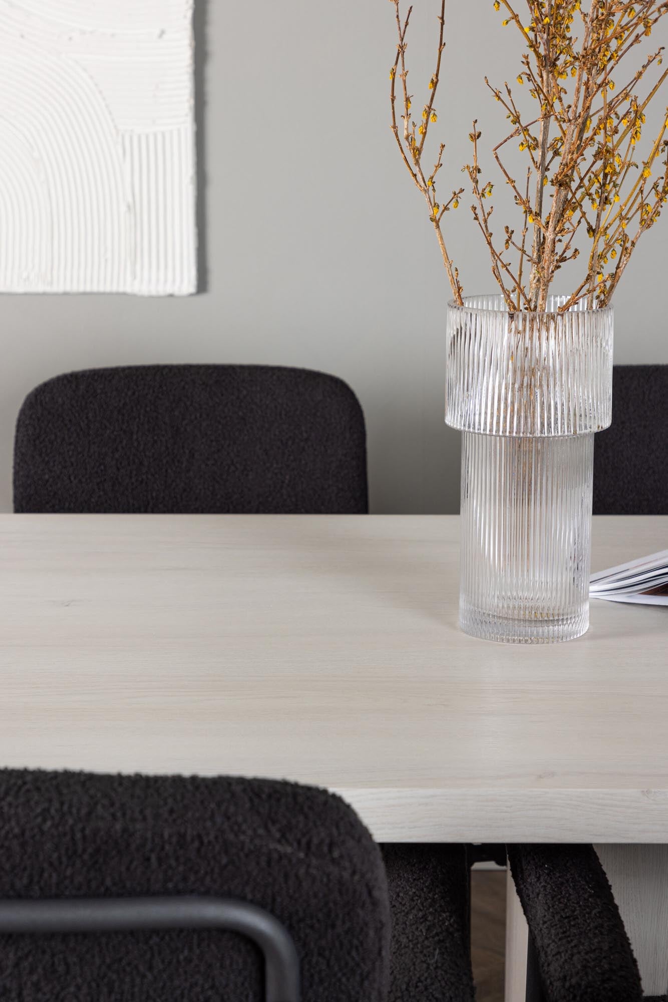 Elegantes Esszimmerset mit großzügigem 200cm Tisch und 6 stilvollen Stühlen. Hochwertige Materialien für Komfort und Langlebigkeit.