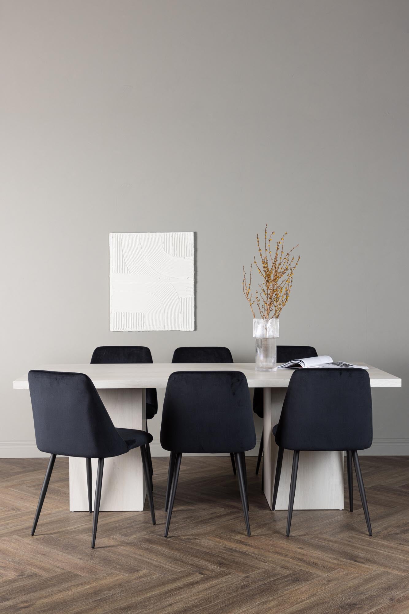 Stilvolles Esszimmerset Olga von Venture Home: 200cm Tisch und 6 bequeme Samtstühle für einladende Dinnerabende und skandinavisches Flair.