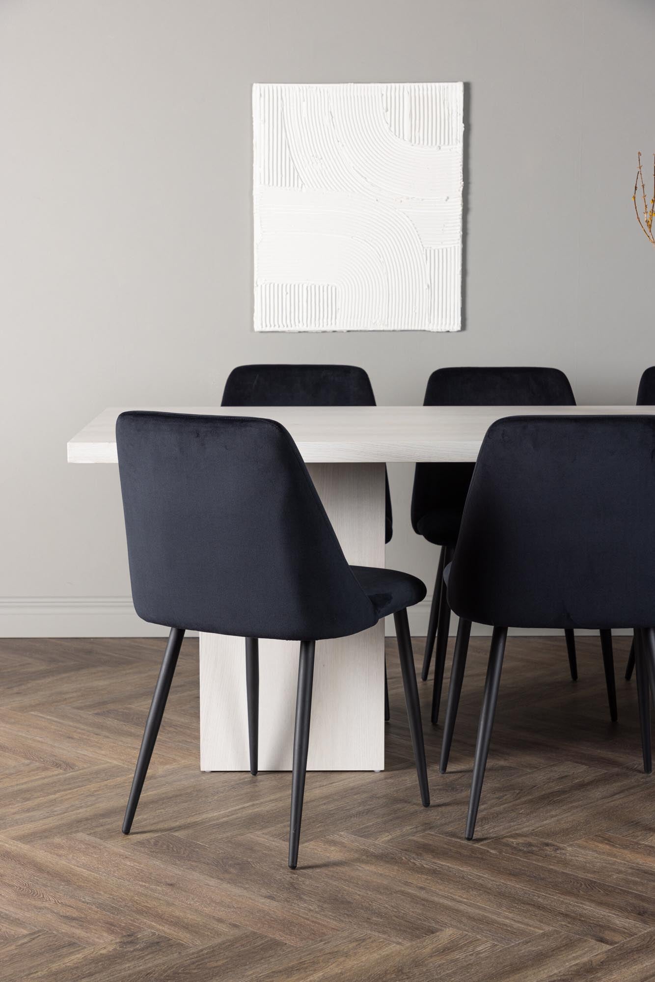 Entdecken Sie das Olga Esszimmerset von Venture Home: 200 cm Tisch und 6 elegante Samtstühle für stilvolle Dinner und gemütliche Abende.