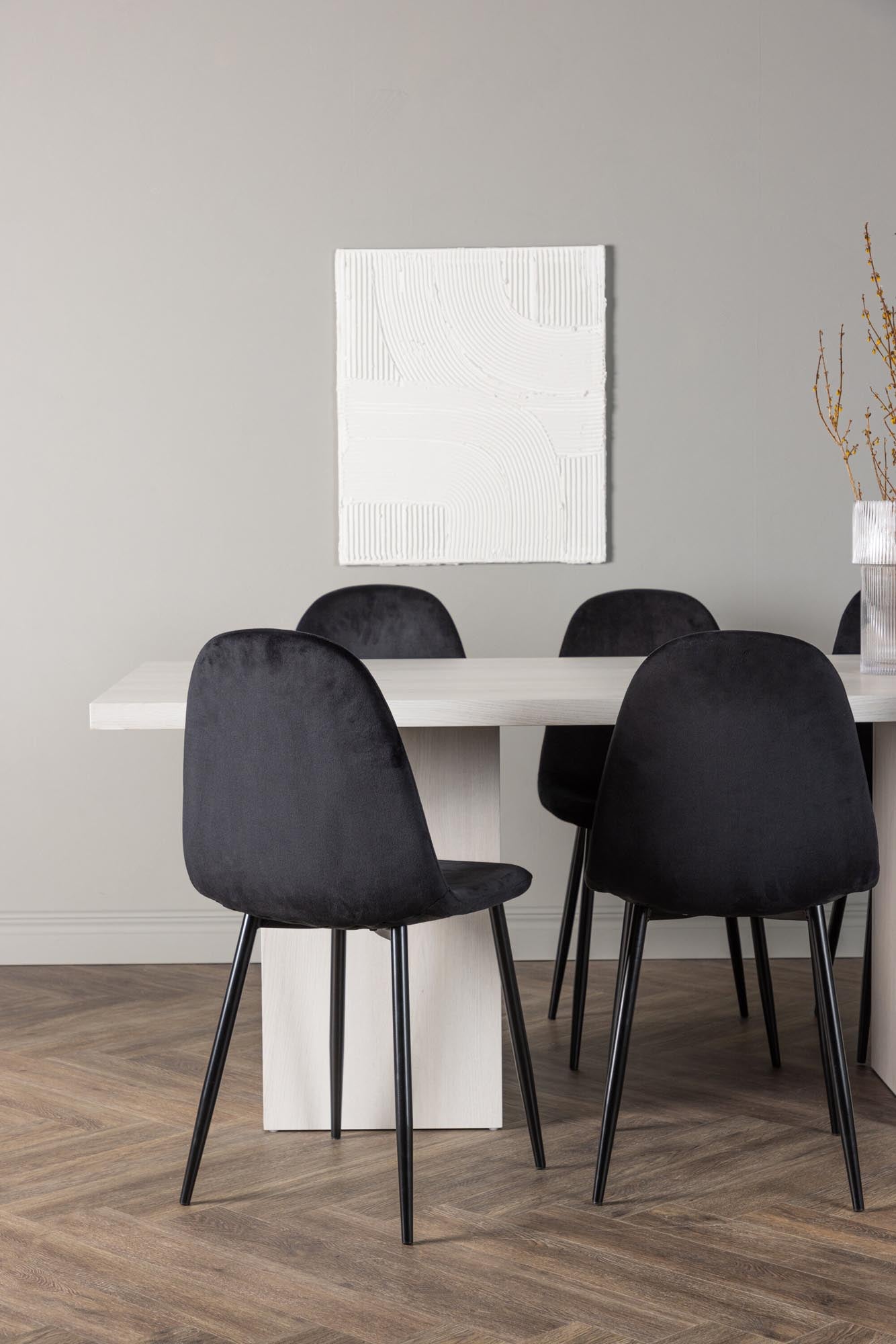 Elegantes Esszimmerset mit 200 cm Tisch und 6 Stühlen. Ideal für gesellige Runden, vereint skandinavisches Design und hohen Komfort.