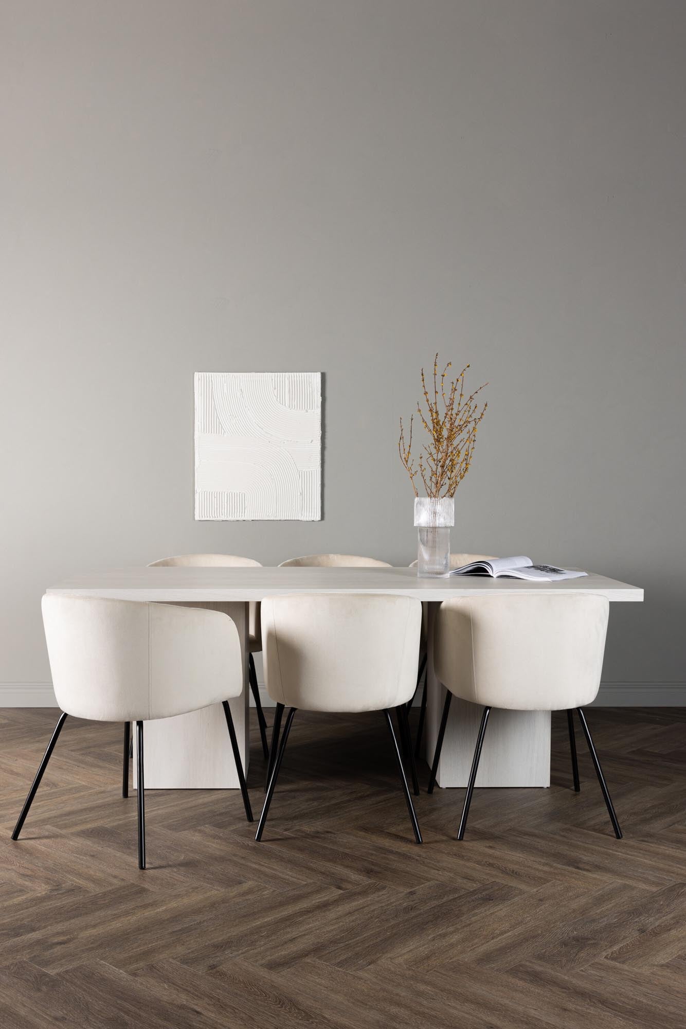 Entdecken Sie das stilvolle Esszimmerset Olga + Berit von Venture Home: Moderner Esstisch und bequeme Stühle für einladende Essbereiche.