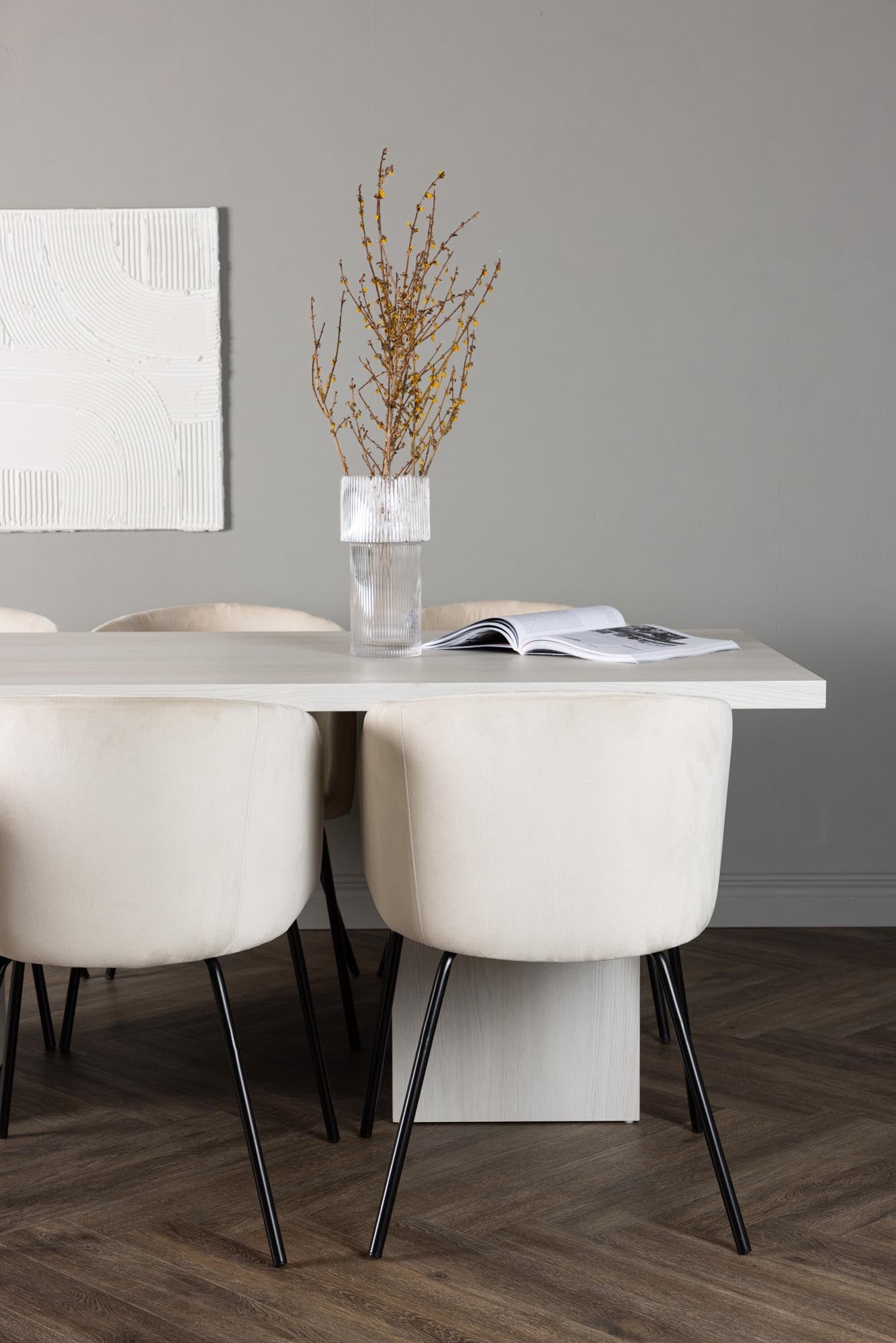 Verleihen Sie Ihrem Esszimmer mit dem stilvollen Olga + Berit Set von Venture Home einen modernen Look: Eleganter Tisch und bequeme Stühle für gesellige Abende.