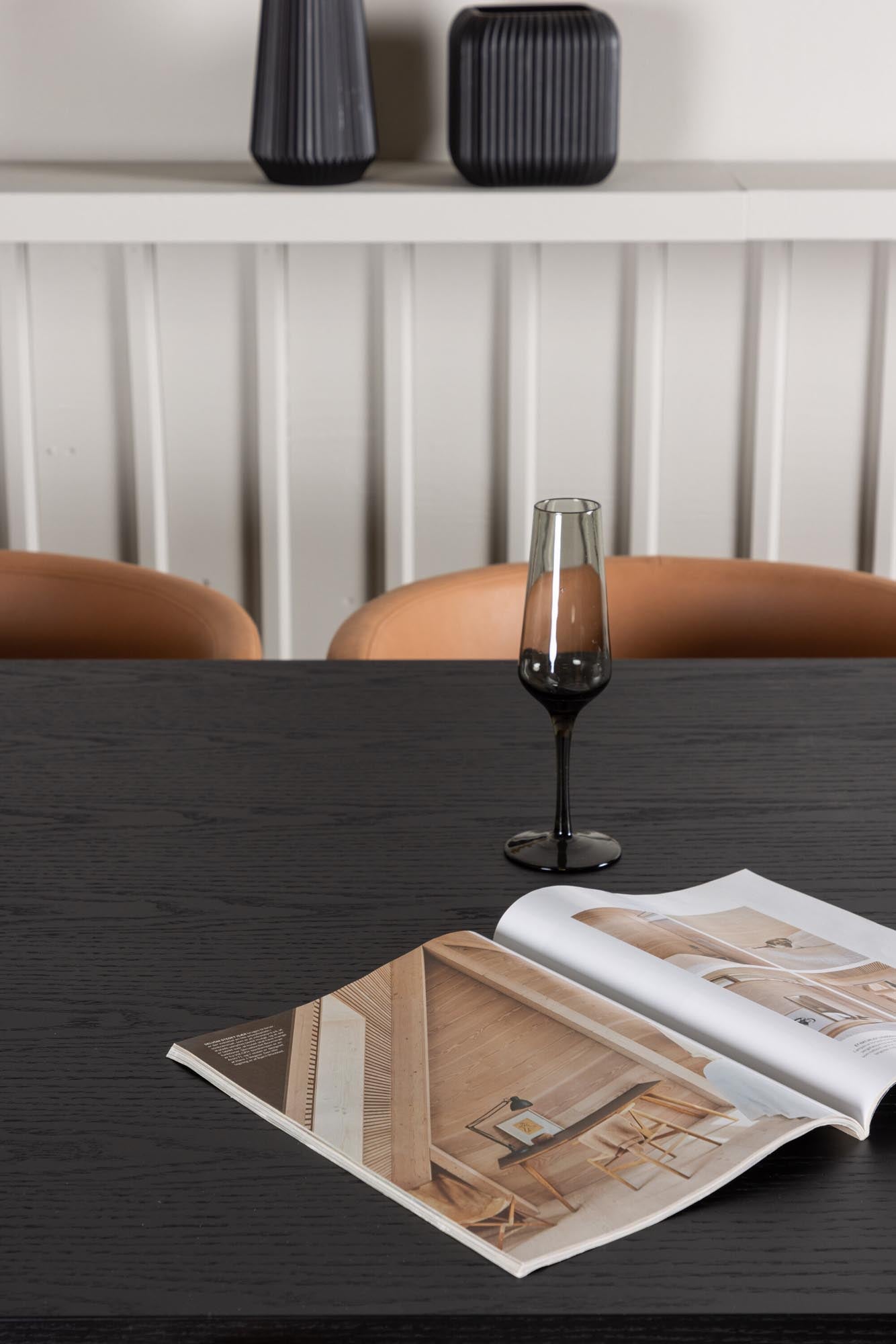 Elegantes Ystad Esszimmerset von Venture Home für 6 Personen. Stilvoller 220cm Tisch, ideal für gesellige Abende und festliche Anlässe.