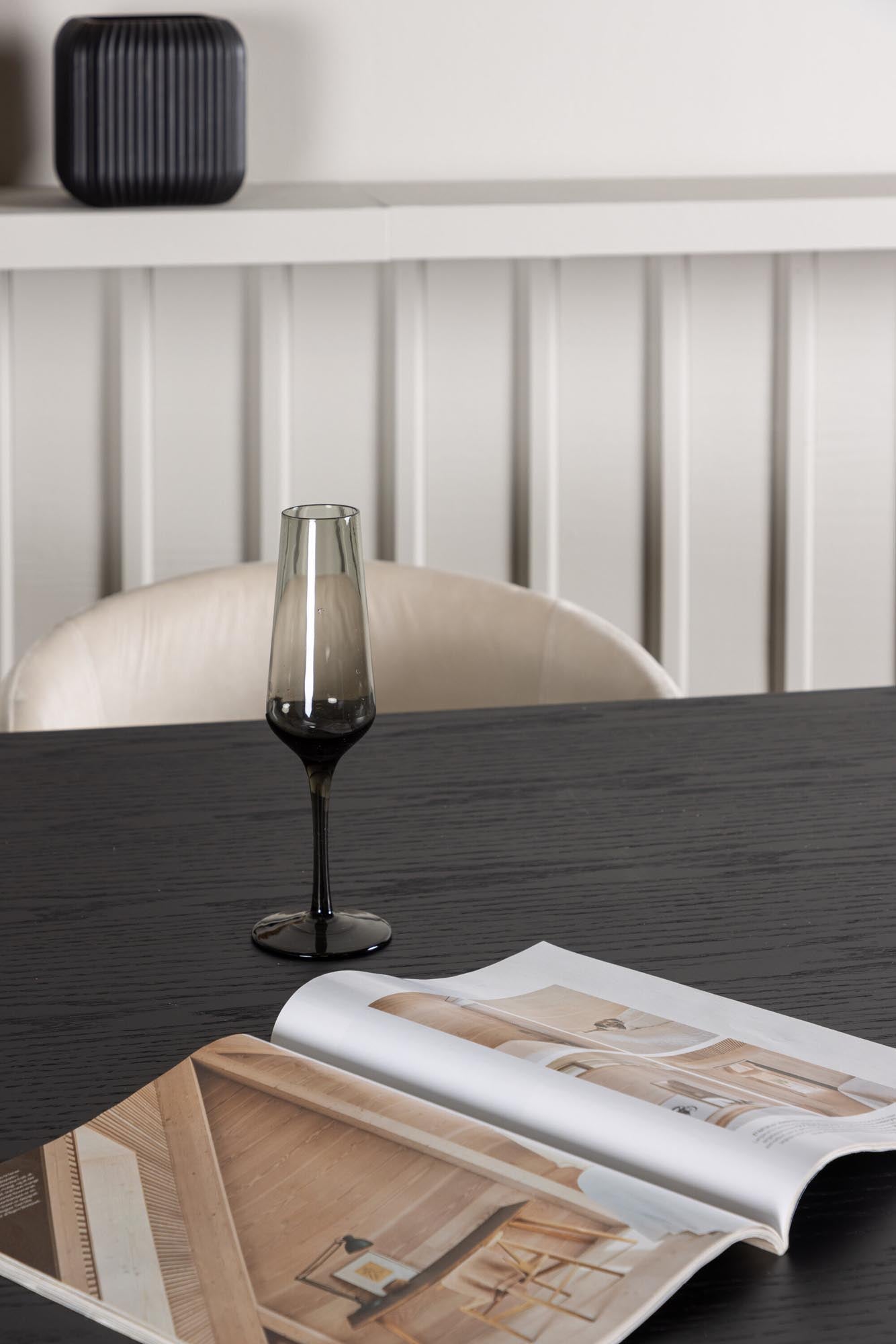 Elegantes Ystad Esszimmerset mit luxuriösen Samt-Stühlen für unvergessliche Dinnerpartys und gemütliche Familienabende.