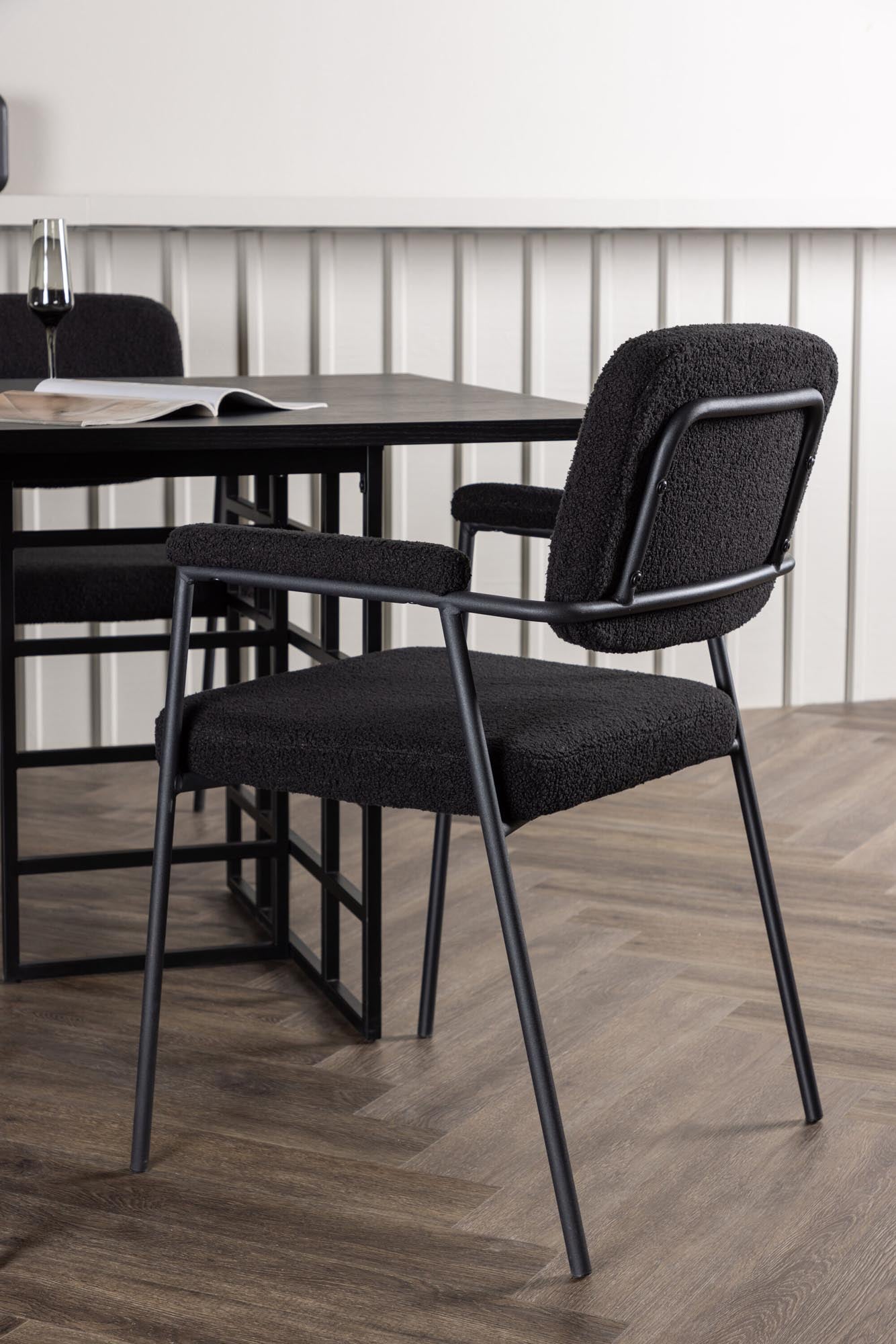 Stilvolles Ystad Esszimmerset mit 6 komfortablen Yesterday-Stühlen, 220cm, ideal für moderne Esszimmergestaltung.